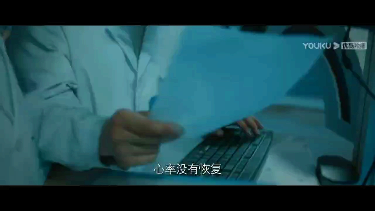 以为鲨鱼不会撞坏玻璃,结果没两下就破了