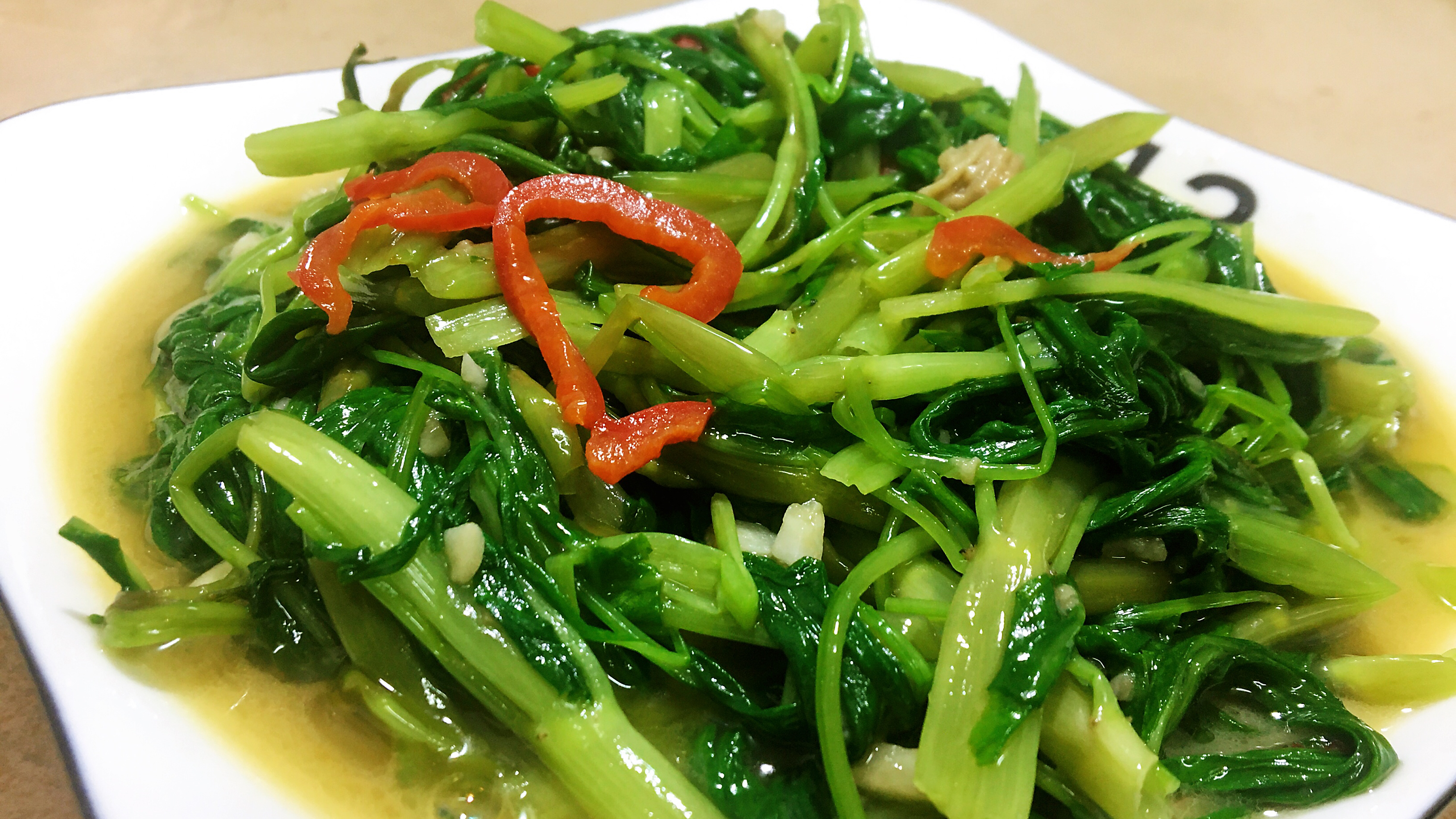 粤式椒丝腐乳通菜,掌握4个要点空心菜不发黑,翠绿油亮好吃