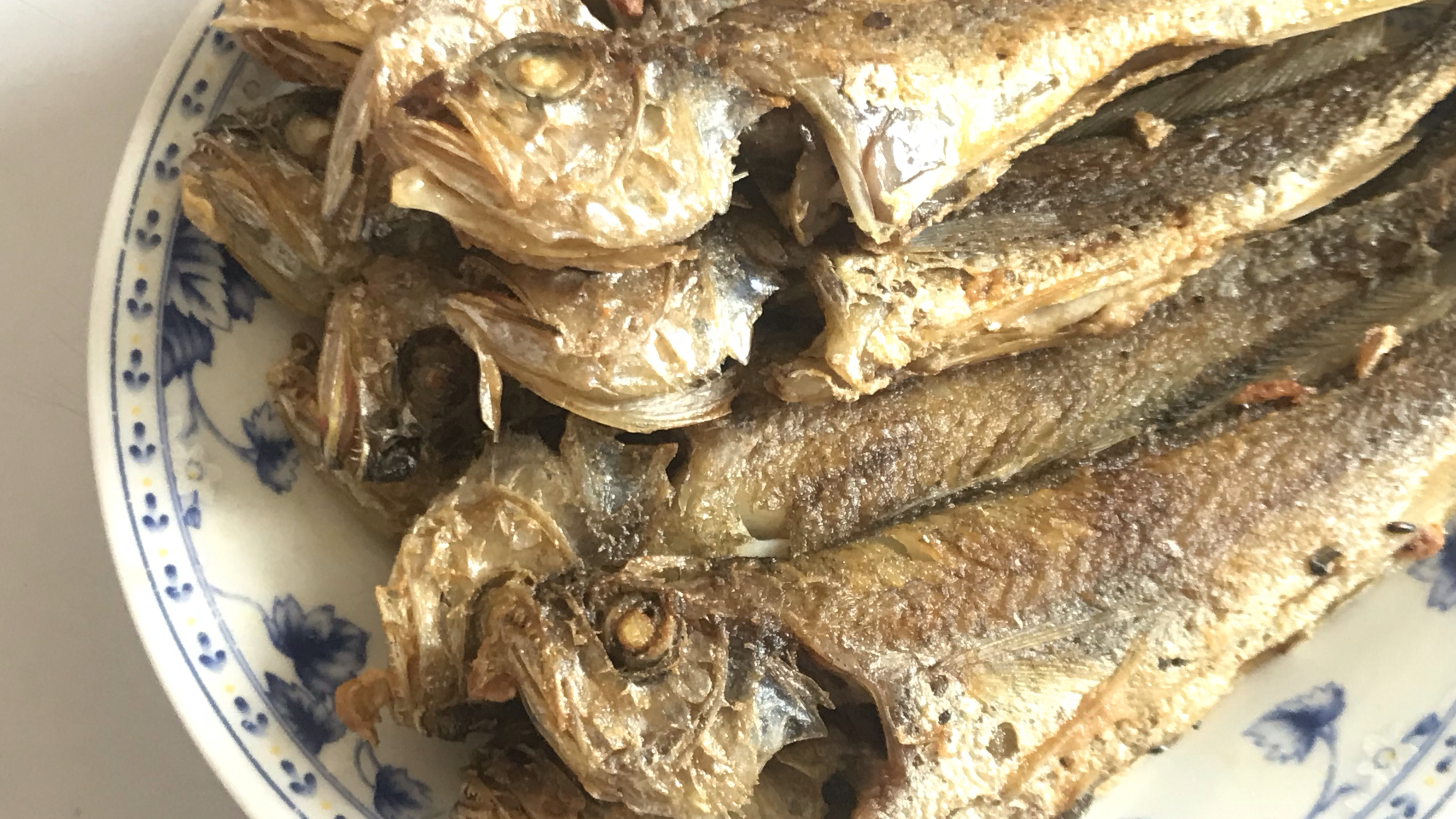 原汁原味的家庭版香煎小黄鱼的做法,除了油盐只加一种调料味道鲜