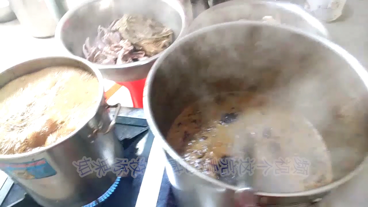 小伙问不懂哪里有久久鸭脖学,这个卤菜店的学员生意火爆