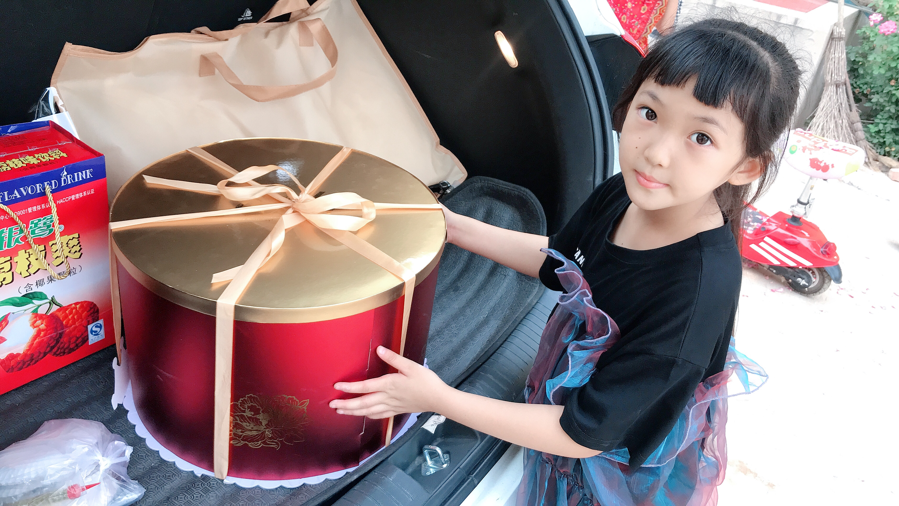 晨妤小美女庆祝老姥爷80大寿,妈妈买了3层大蛋糕小朋友惊喜万分