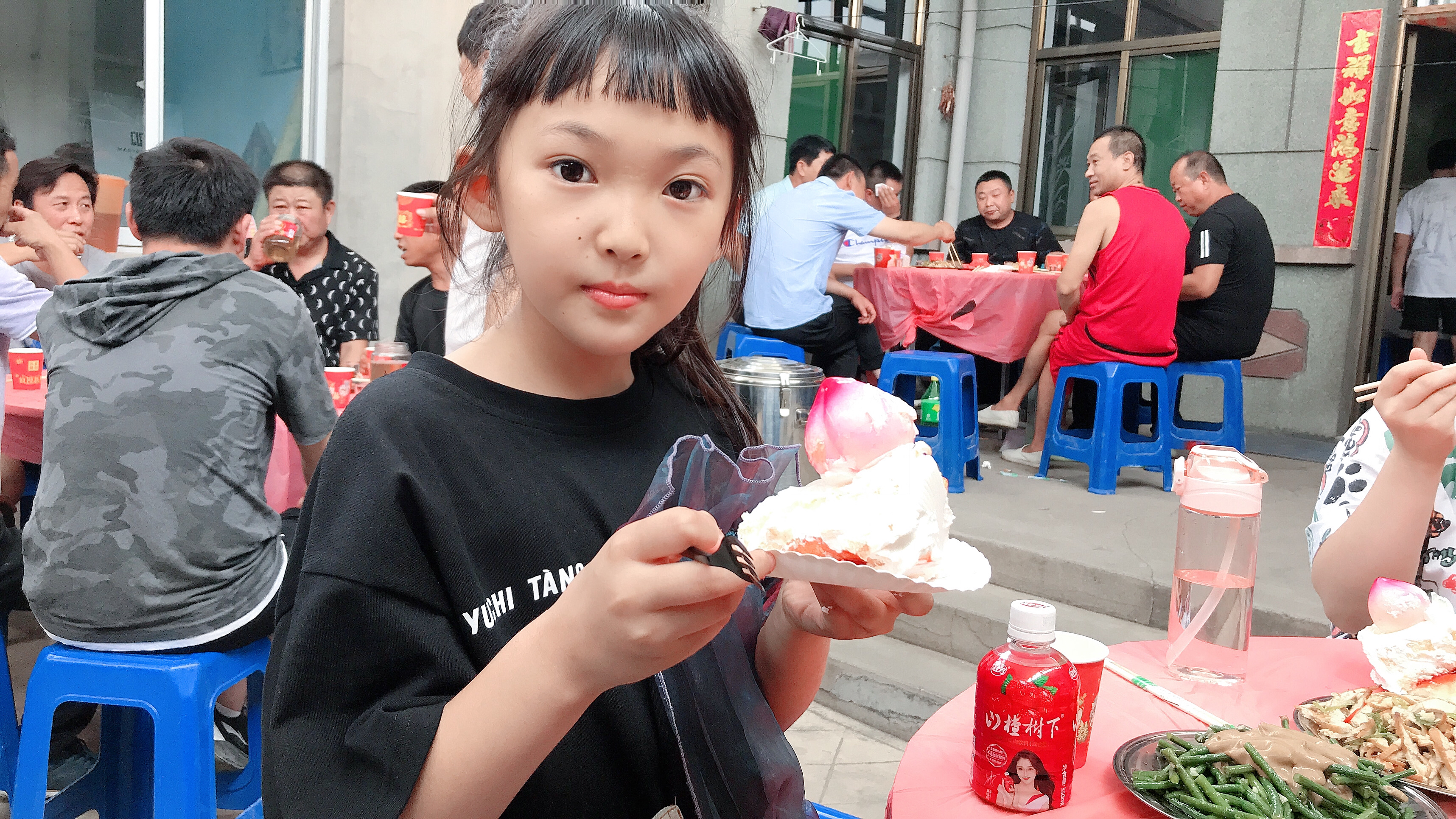 晨妤小美女吃寿桃,80岁姥爷生日小女孩全家人一起来庆祝,太嗨了