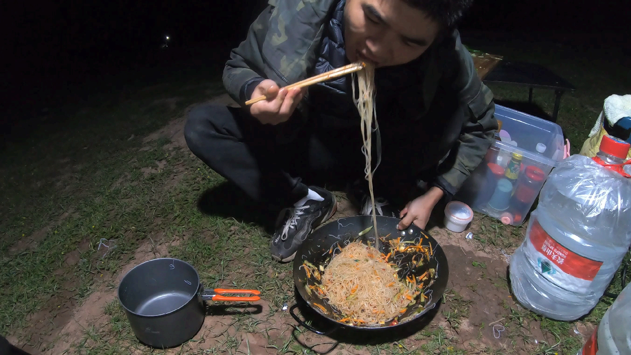 自驾旅行,在海拔4800米的高山上,做了一个凉拌粉丝,太好吃了