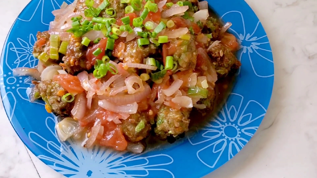家里豆角吃不了,配上牛肉炸丸子,再淋上西红柿洋葱汁,太好吃了