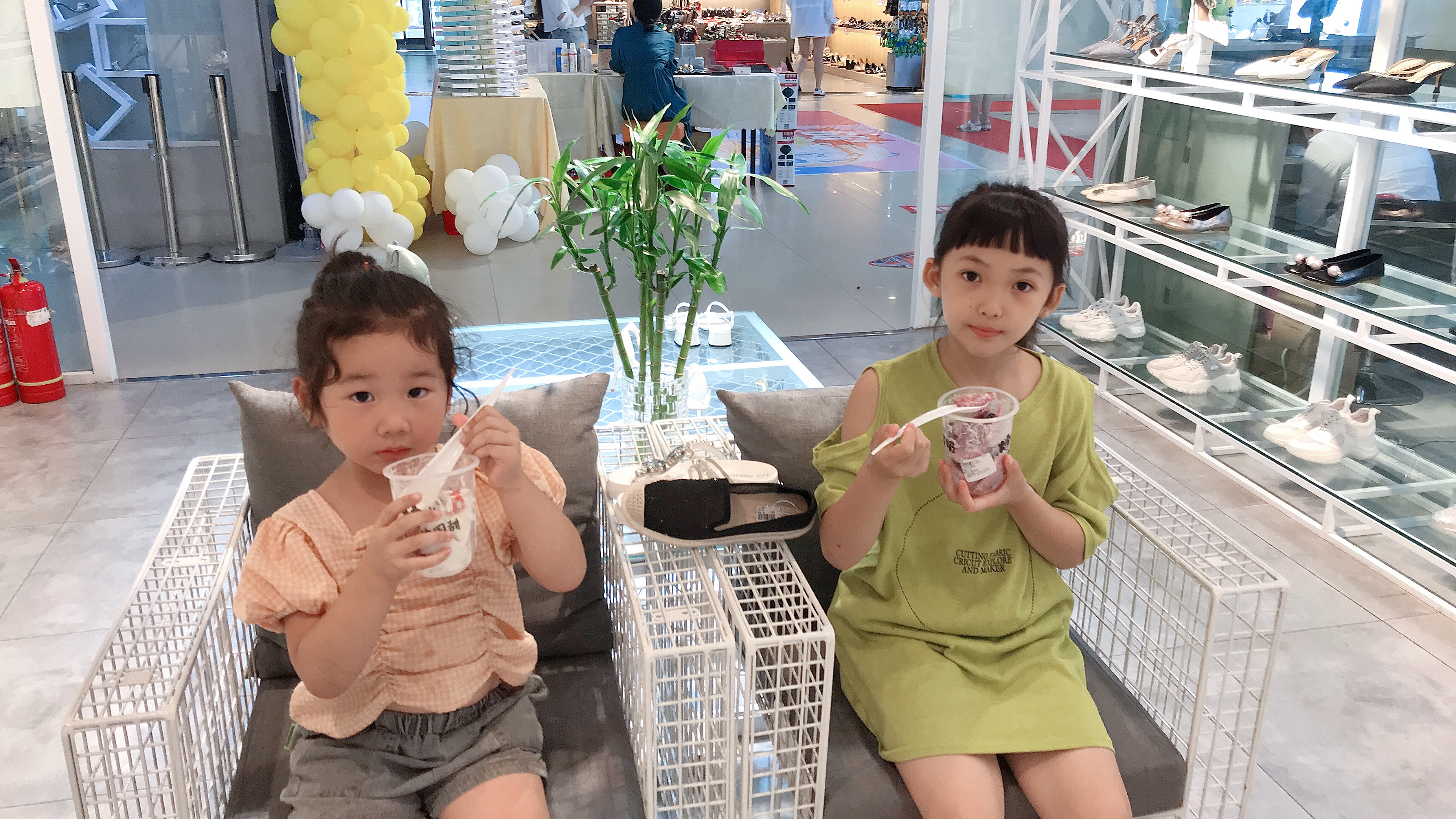 晨妤小美女80元买了1件棉马甲,女孩心满意足的拎着卡通包包逛街