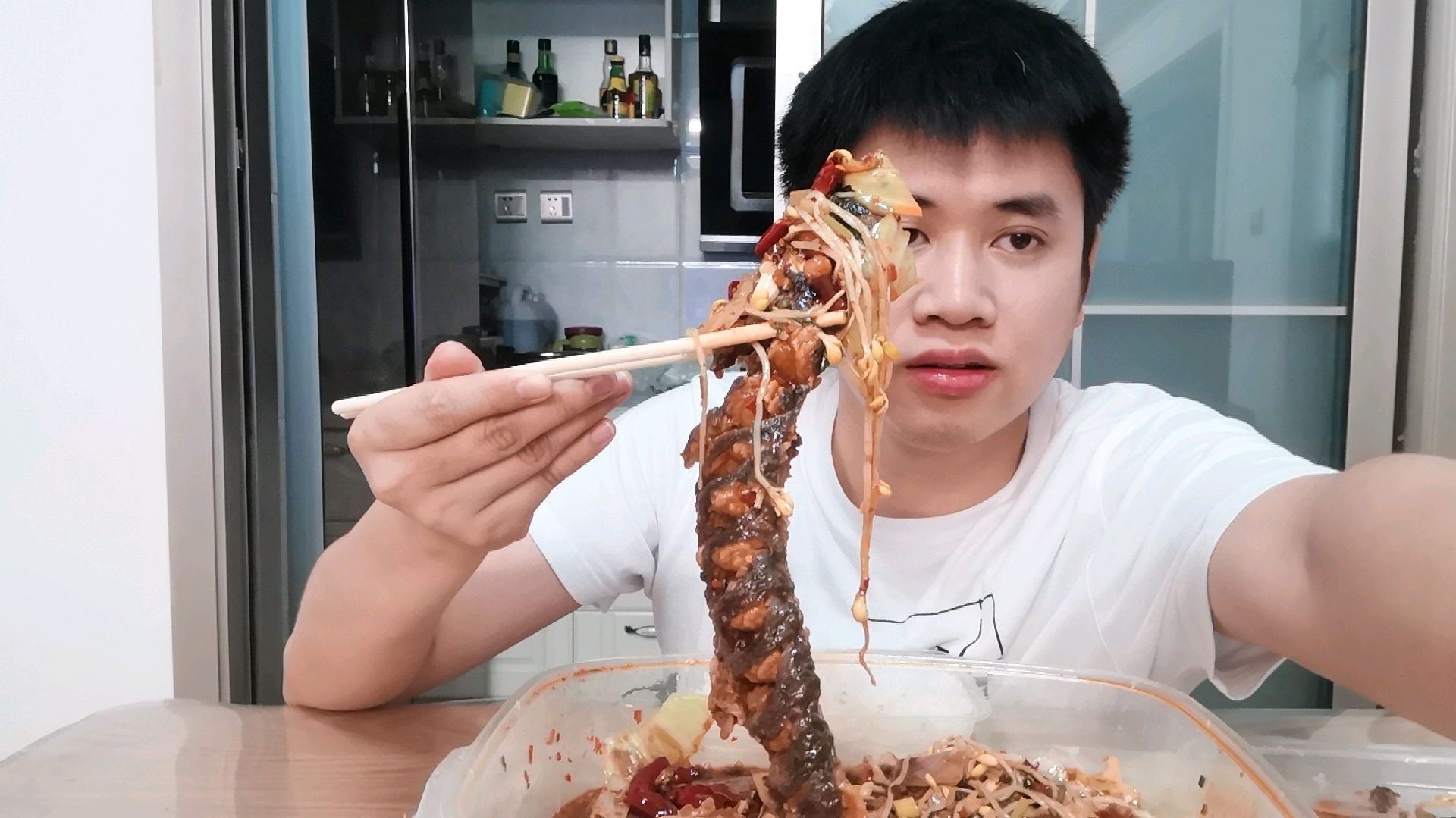 一个人来一份麻辣烤鱼可还行,香辣可口,美滋滋!!!