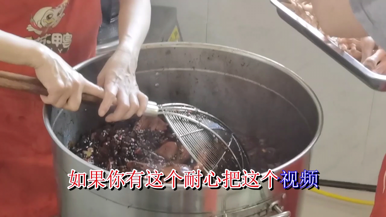 能不有人给我讲解下去武汉哪里学精武鸭脖,看看这个师傅怎么讲解