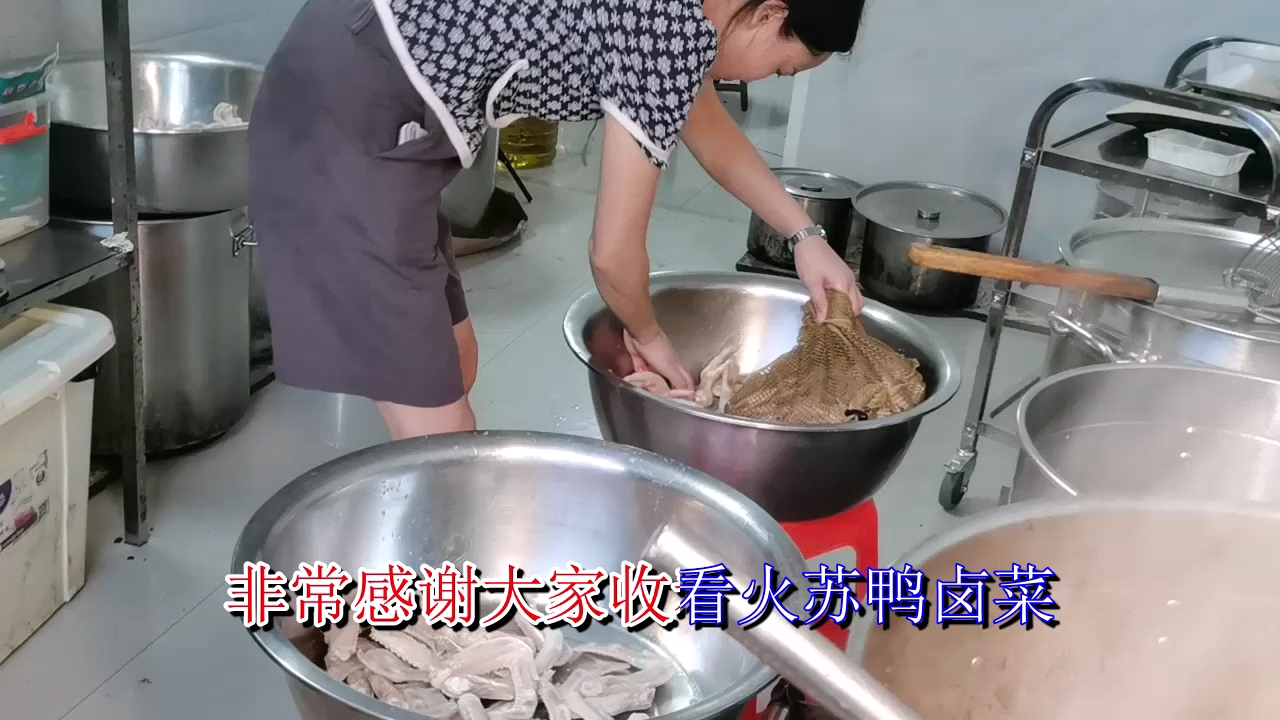 想学习卤菜却不懂做久久鸭脖店利润多少,这家培训师傅很负责