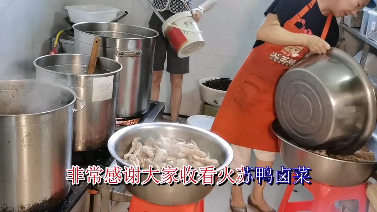 想学卤鸭脖鸭爪武汉哪里卤菜凉菜批发,师傅这个上色方法很好