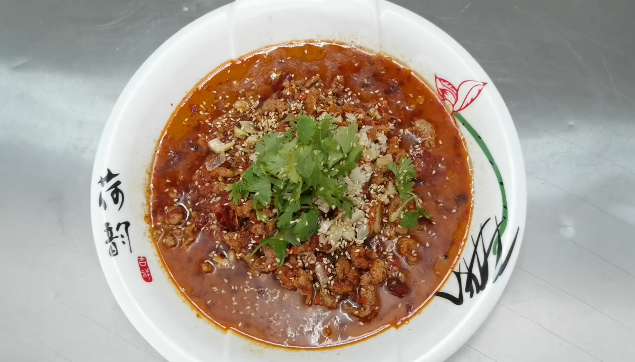 麻辣鲜香的水煮牛肉,越吃越过瘾,友情提醒:多煮点儿米饭!