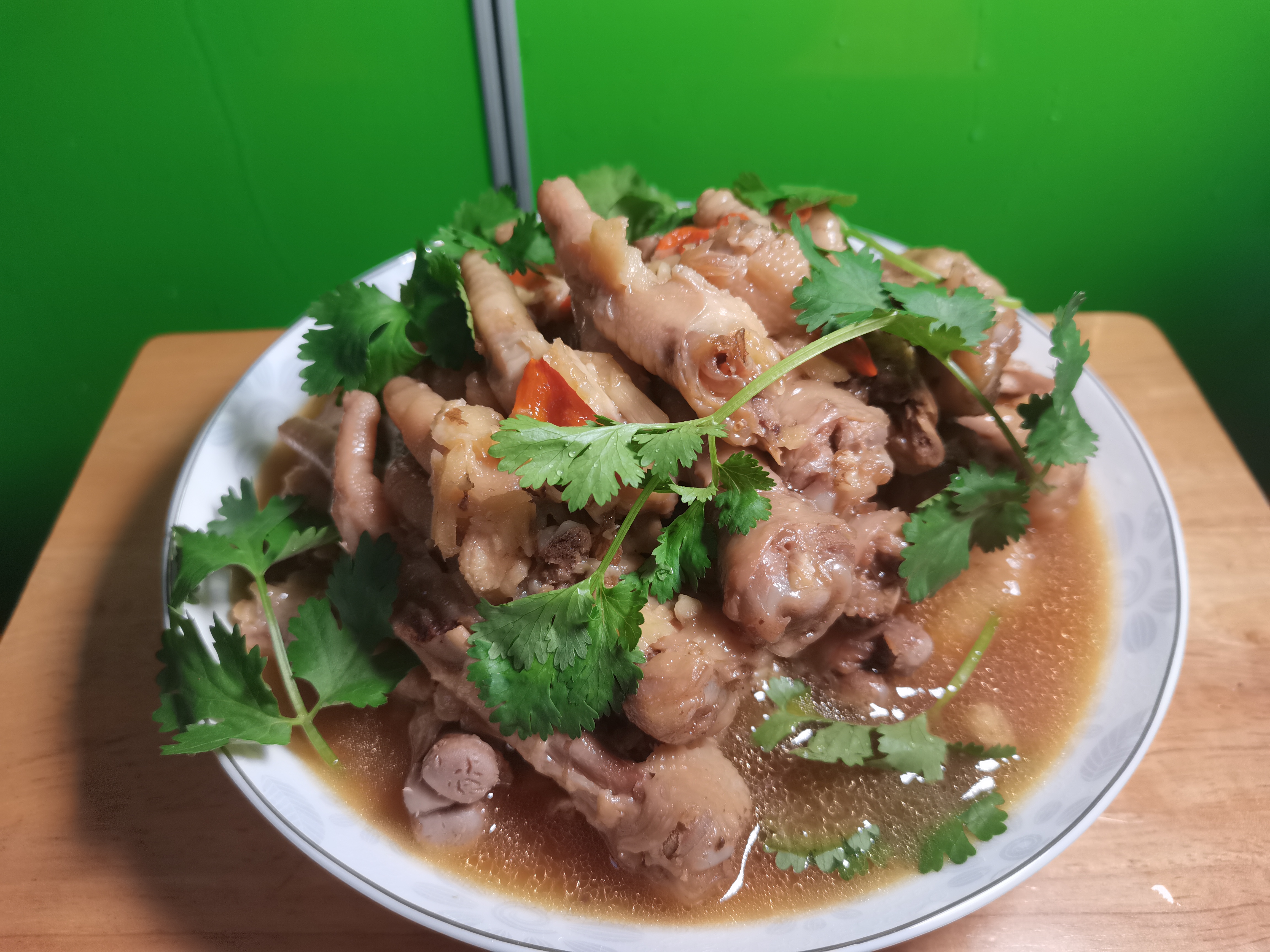 美味,做法又简单的当归凤爪,软嫩多汁越吃越香,根本停不下来。