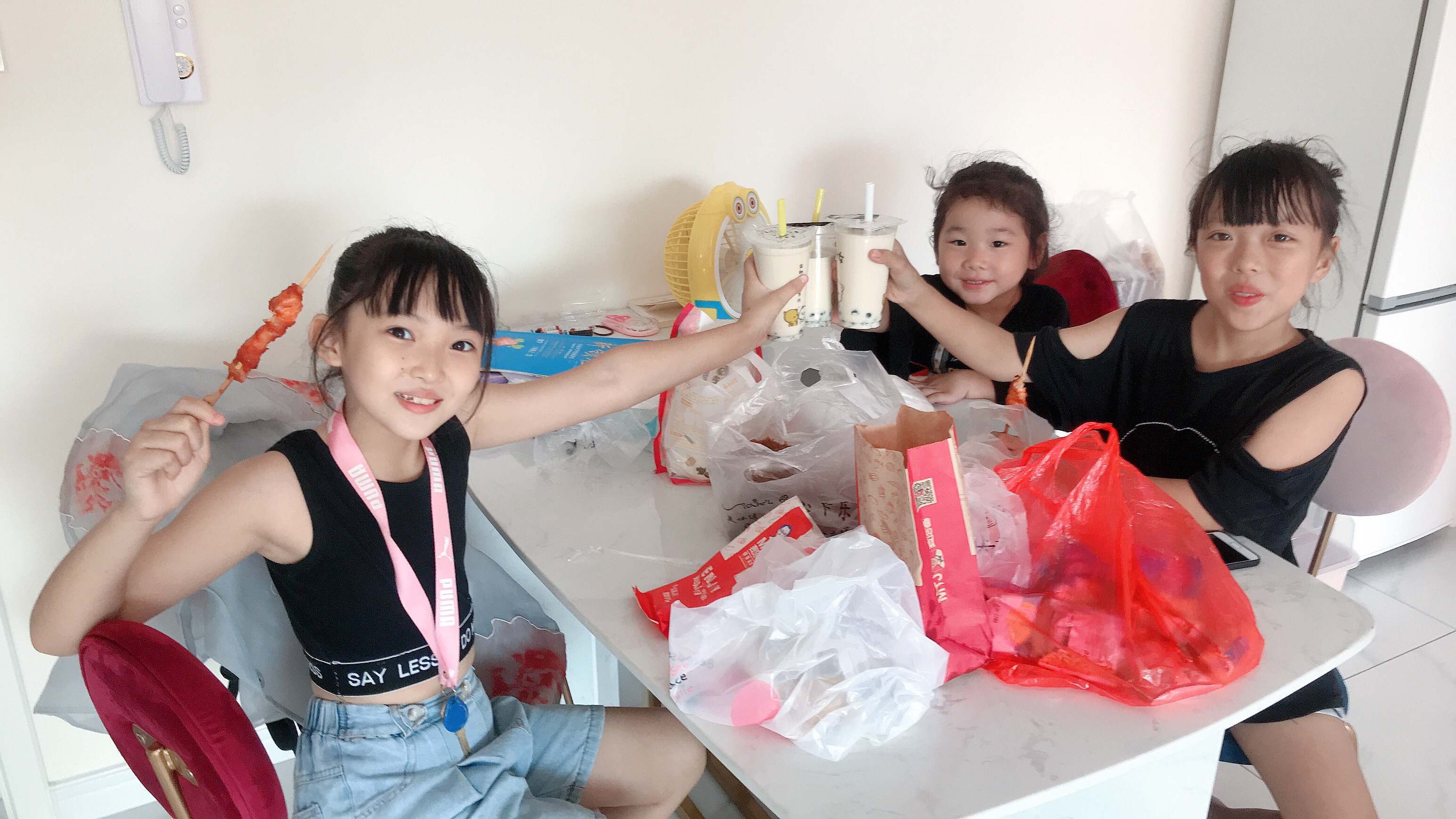 晨妤小美女买3杯珍珠奶茶,小女孩神神秘秘的敲门送给姐姐惊喜