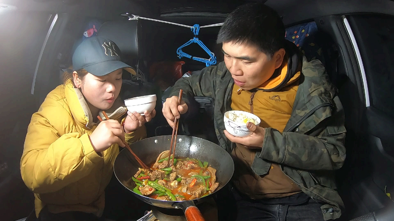 自驾旅行，在海拔5020米太冷了，只能躲在车里吃啤酒鸭了