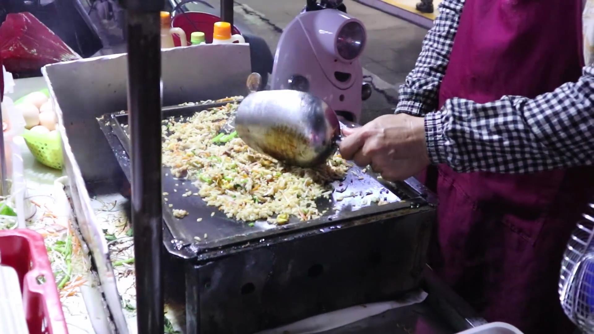 这是我吃过最好吃的路边蛋肉炒饭,荤素搭配一起炒,好吃不油腻