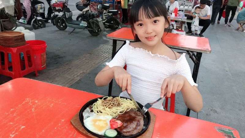 晨妤小美女吃地摊牛排,19元一份小女孩吃的津津有