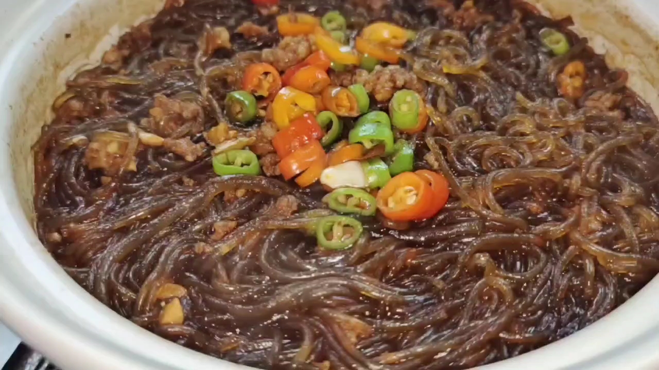 在家做份肉末粉丝煲,制作超简单,即好吃又下饭,连汤汁都不剩!