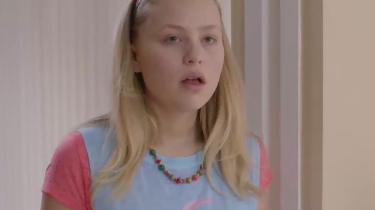 躲在蛋糕底下,想给母亲生日惊喜,却不料母亲一刀切了下去-2