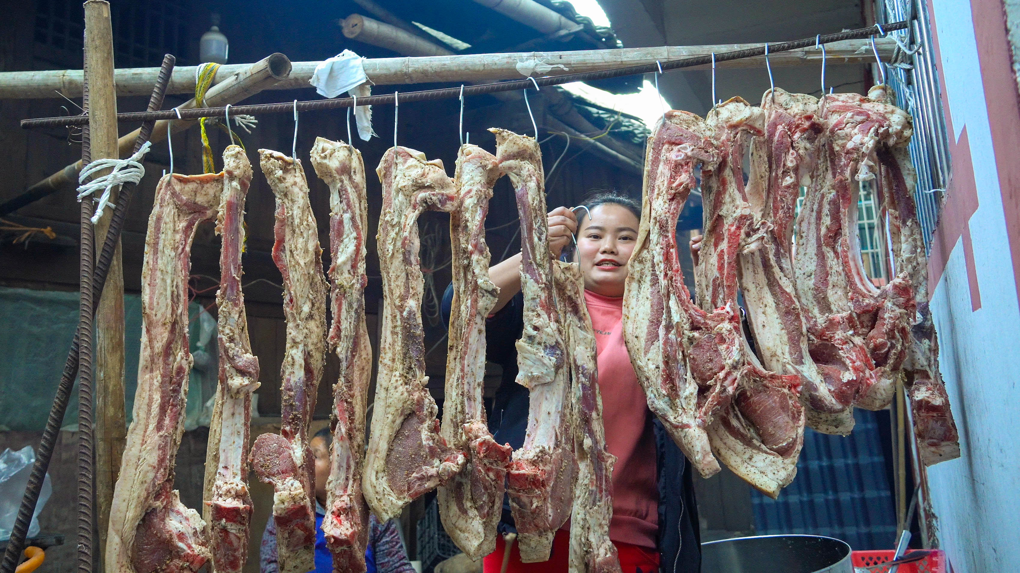 梅子2000元买了60多斤猪肉,食盐花椒腌制2天,柏树枝熏腊肉更香