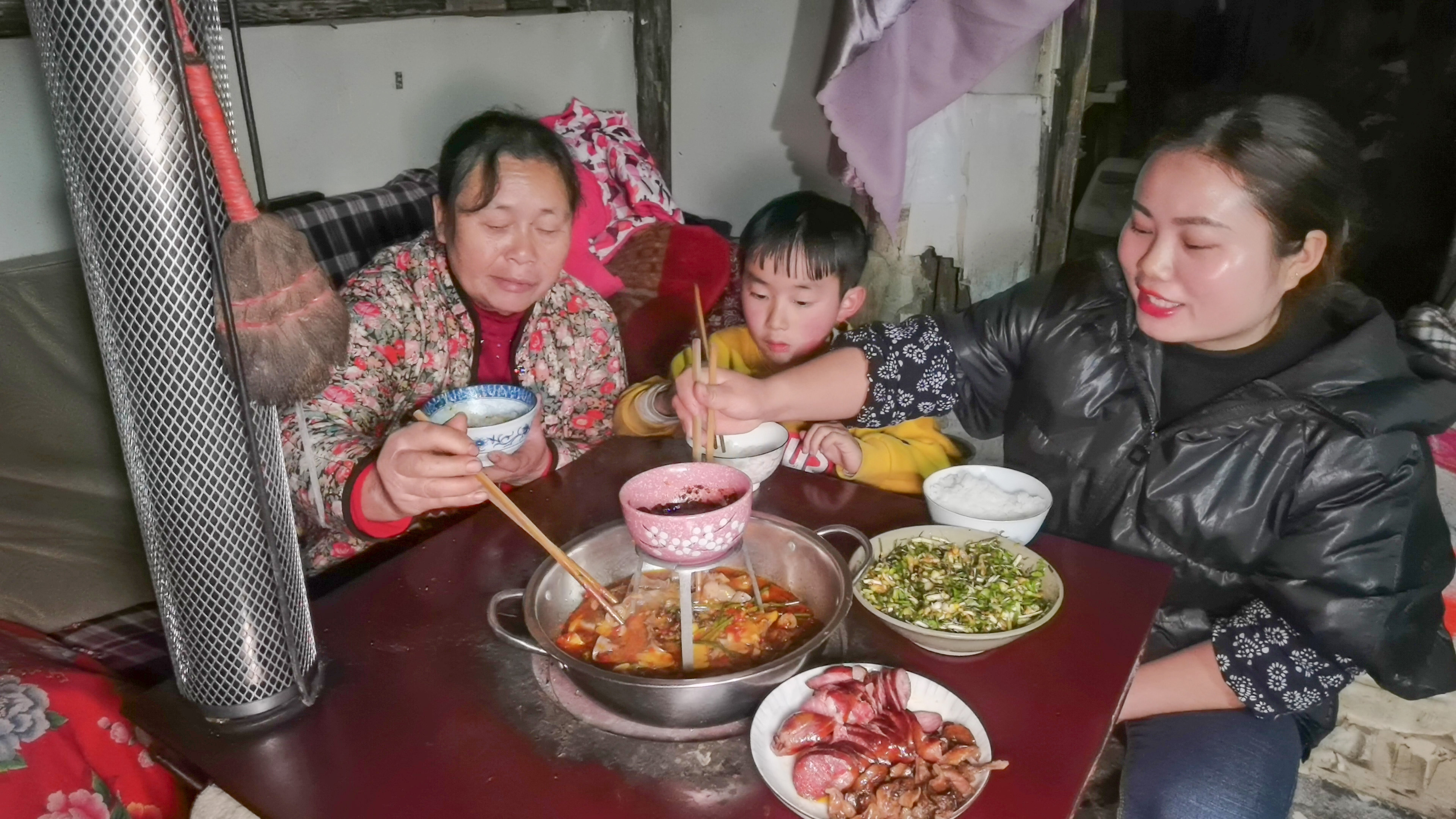 酸辣椒炒牛花肠,凉拌折耳根,蒸香肠,贵州农村团圆饭