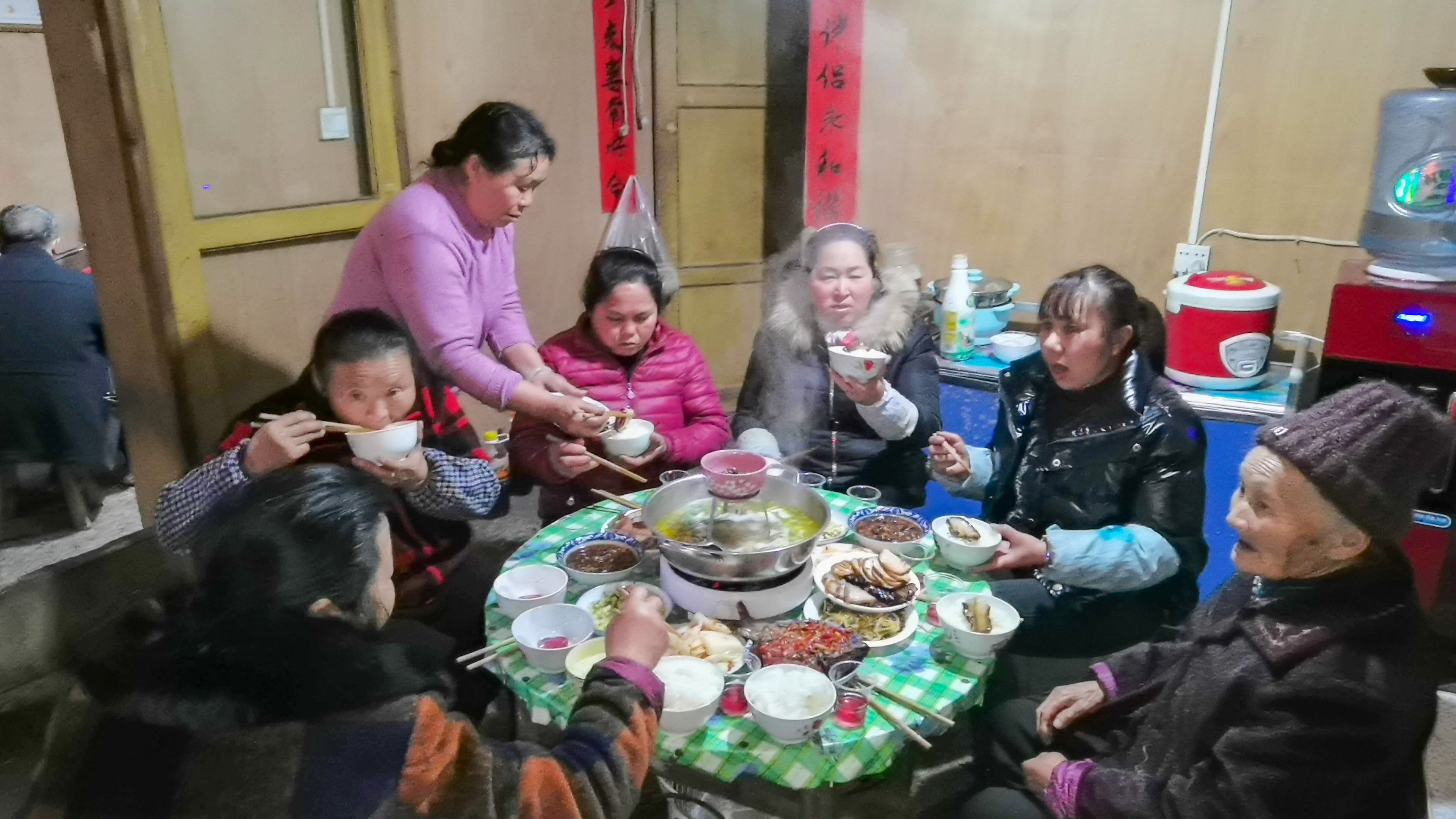 大年初三,贵州梅子家请亲戚吃饭,鸡肉,腊肉,扣肉,凉拌折耳根