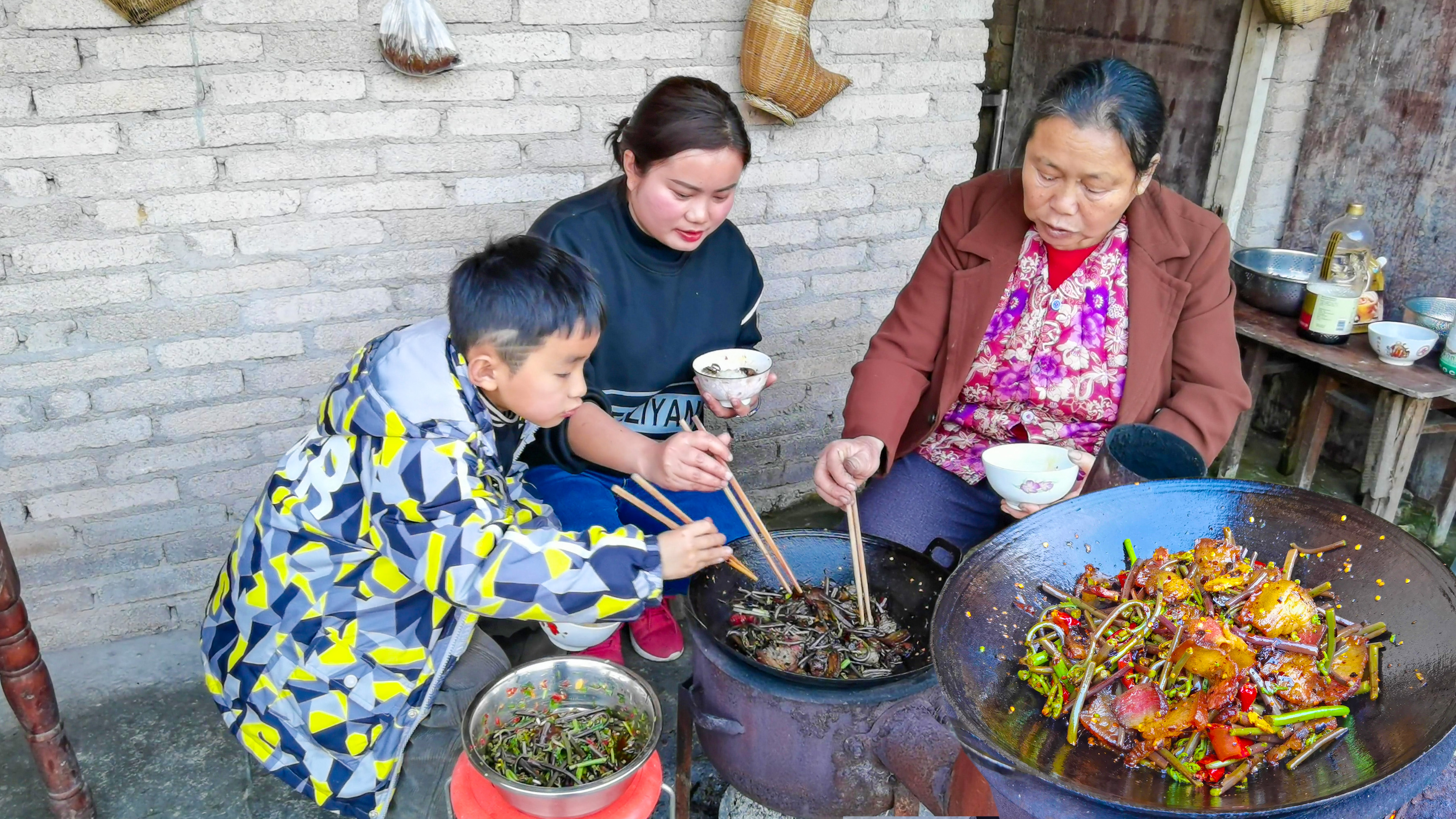 贵州凯里特色美食,凉拌蕨菜,蕨菜炒腊肉