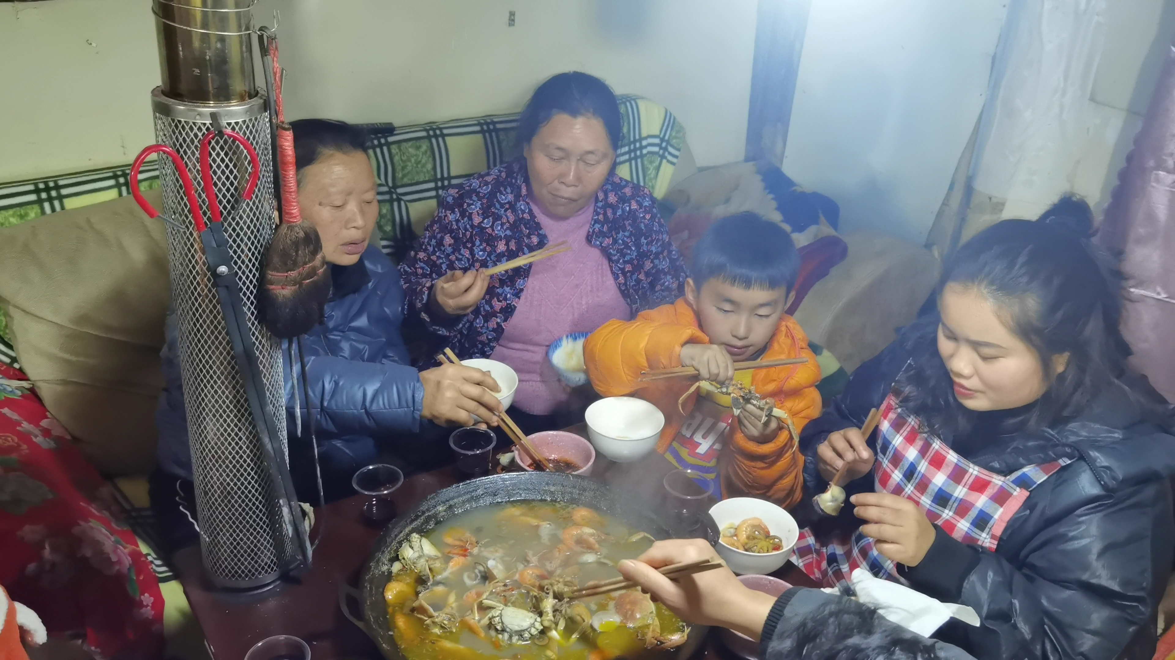 城里的姑妈来做客,梅子杀鹅,煮海螺大虾大闸蟹招待姑妈