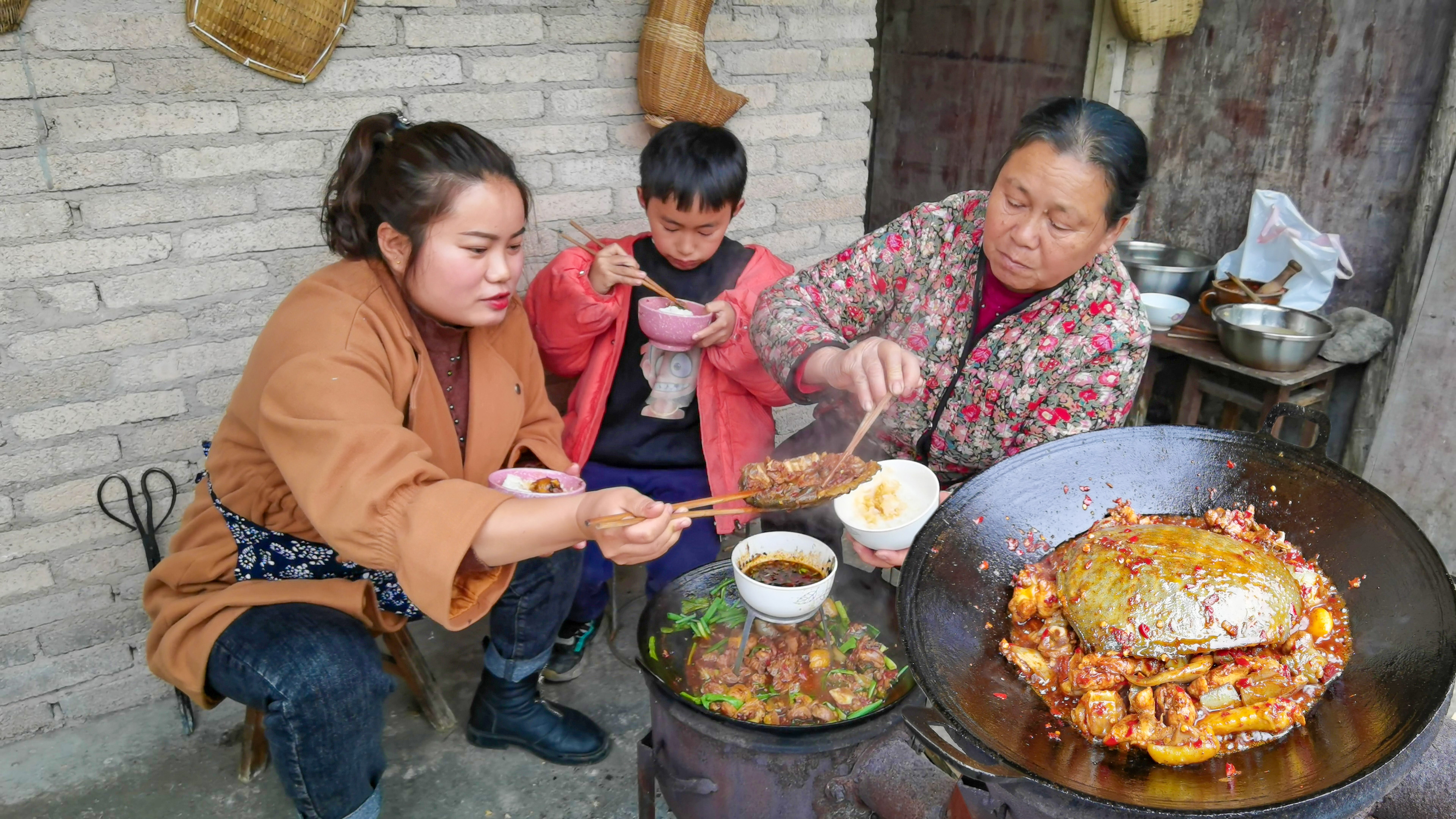 梅子这样做红烧甲鱼好吃吗?放那么多辣椒,还做了一个辣椒蘸水