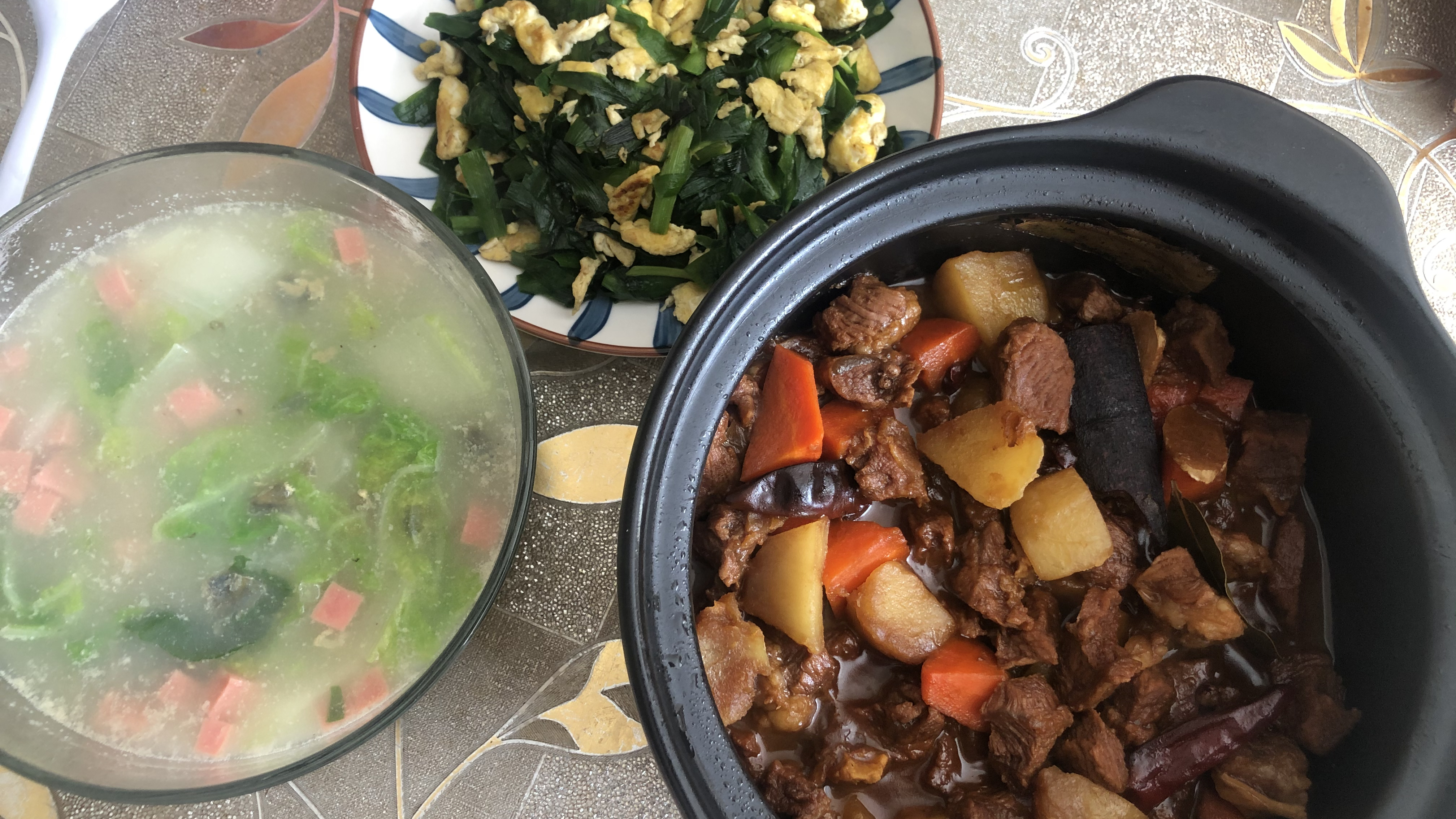 土豆炖牛肉,韭菜鸡蛋,上汤娃娃菜
