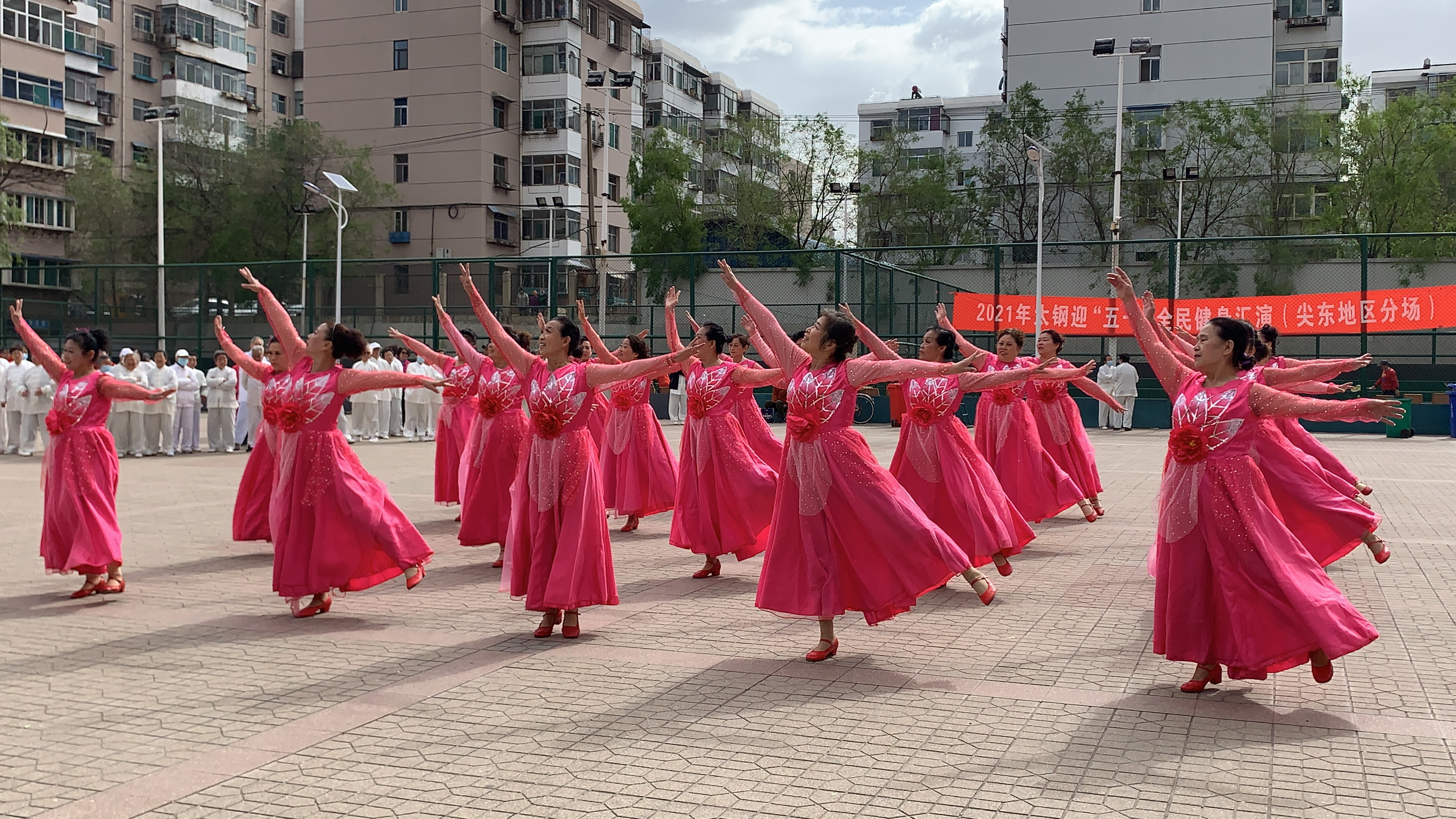 [图]六七十岁大姐表演舞蹈《腾飞吧中国》好漂亮