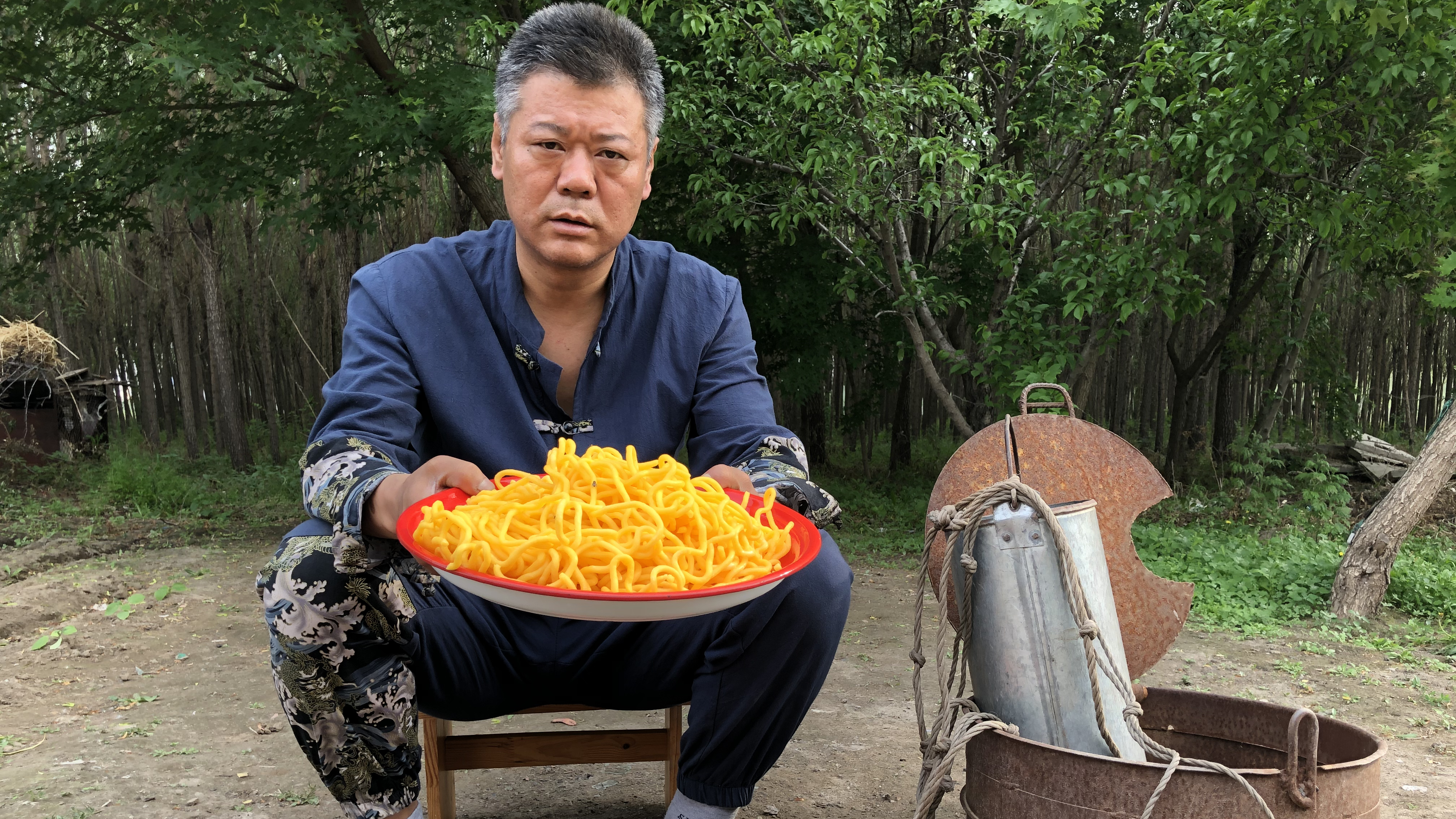 辽宁特产炒碴子配上山野菜,爽滑又劲道真香