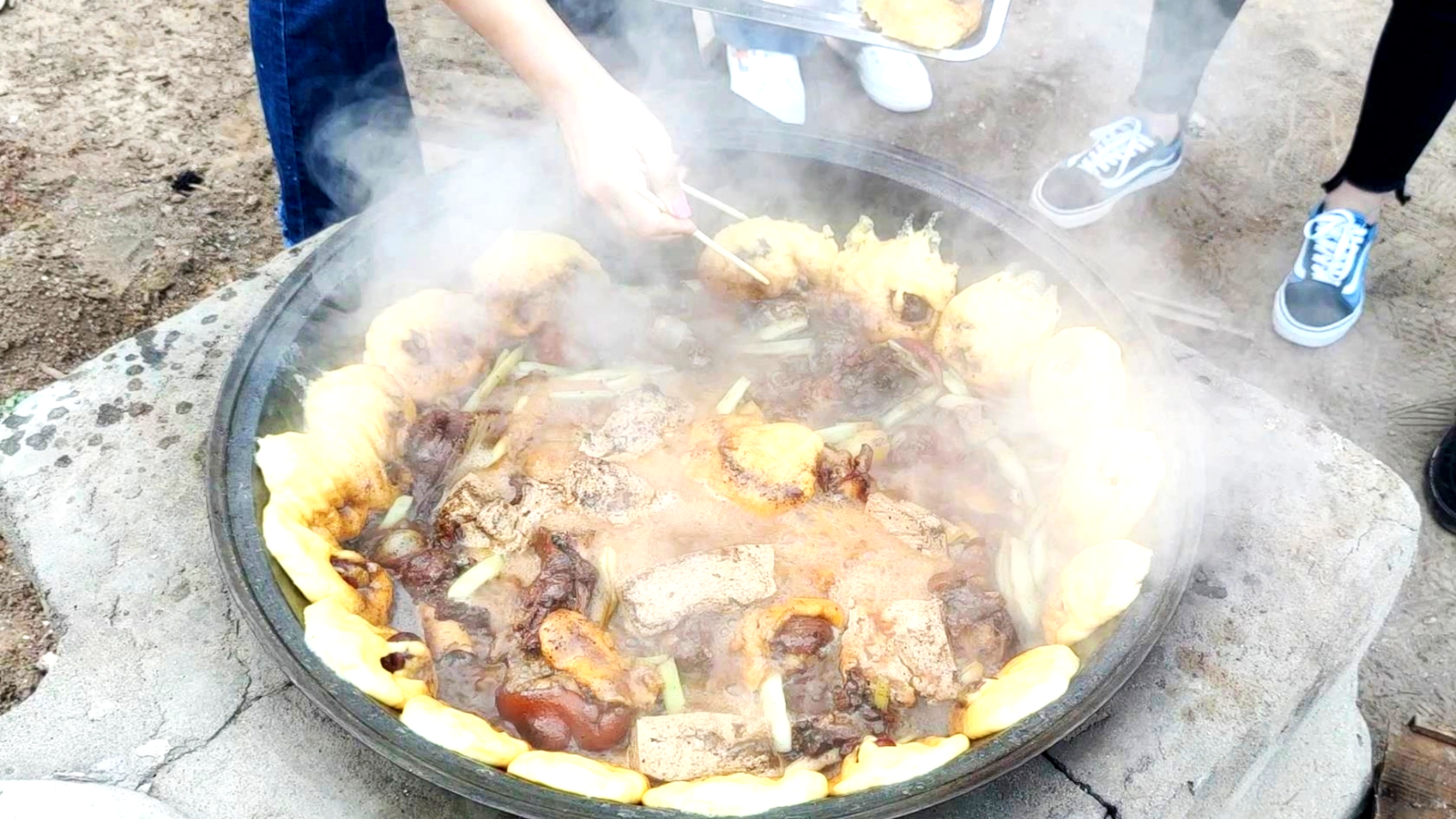 同事买200元大骨头,今天铁锅炖大骨贴饼子