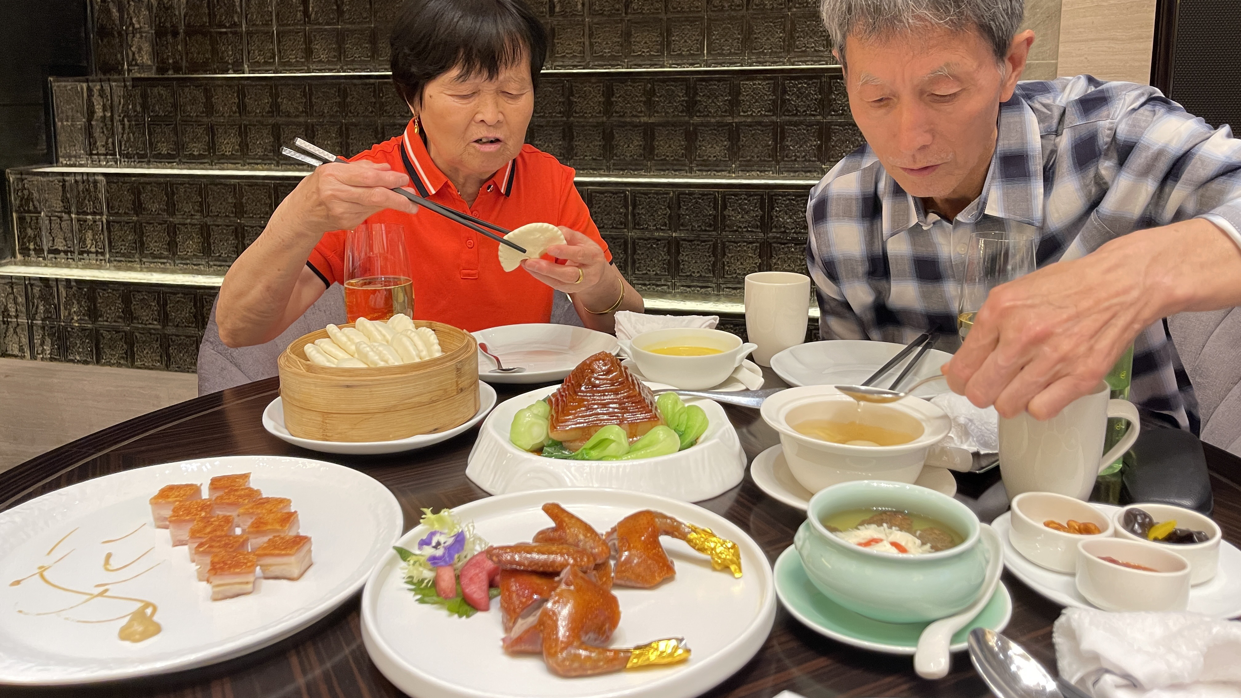 在天津四季酒店津韵餐厅吃饭,3人消费921元