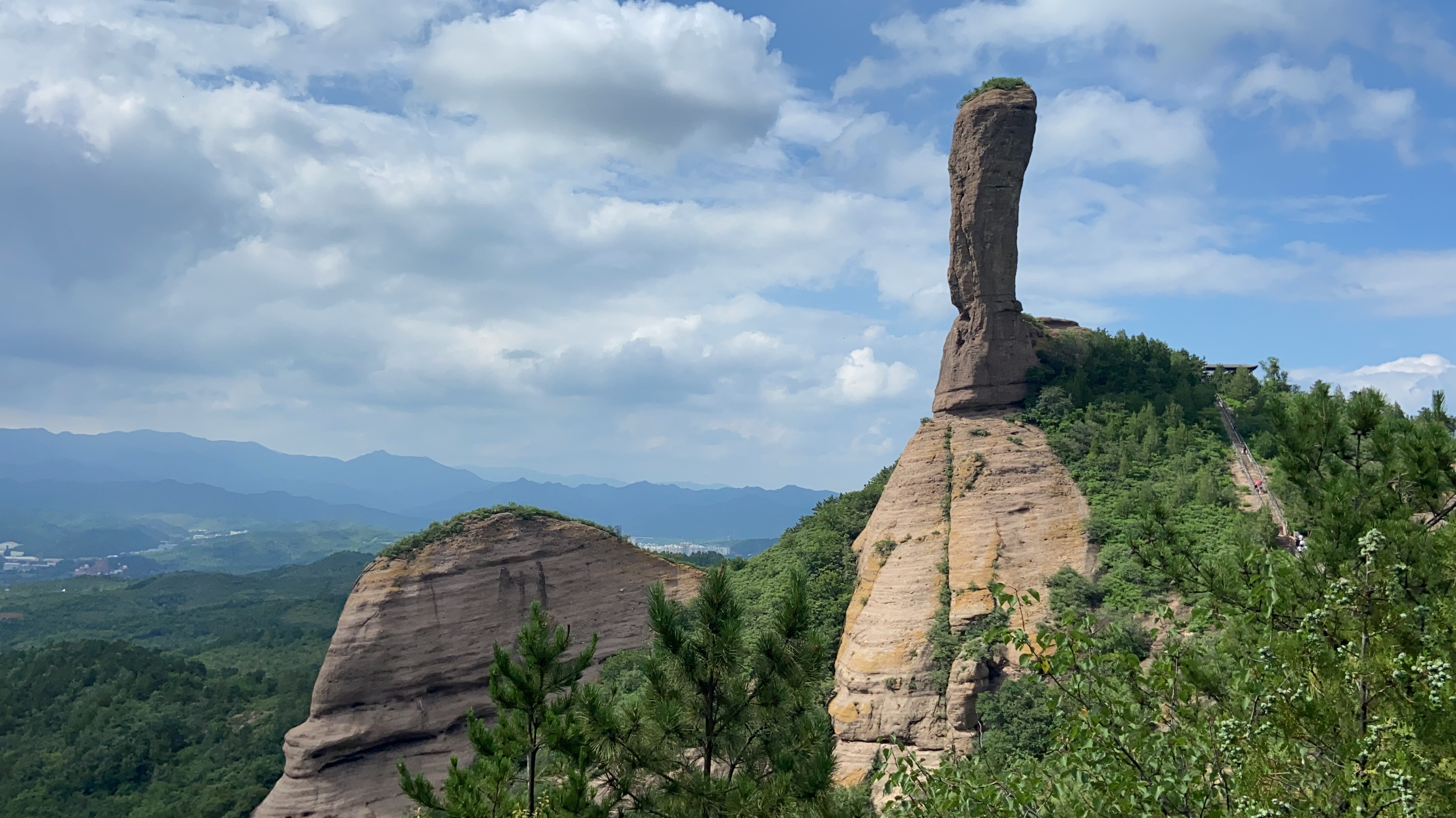 河北承德磬锤峰景区,有一个石头像棒槌