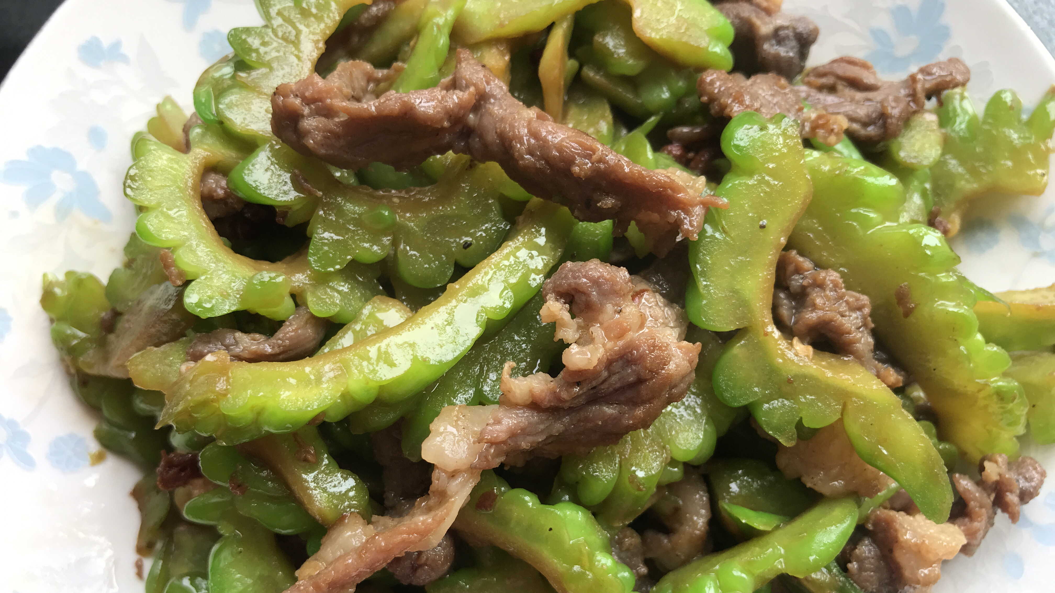 最适合这个季节吃的苦瓜炒肉丝清热去火又营