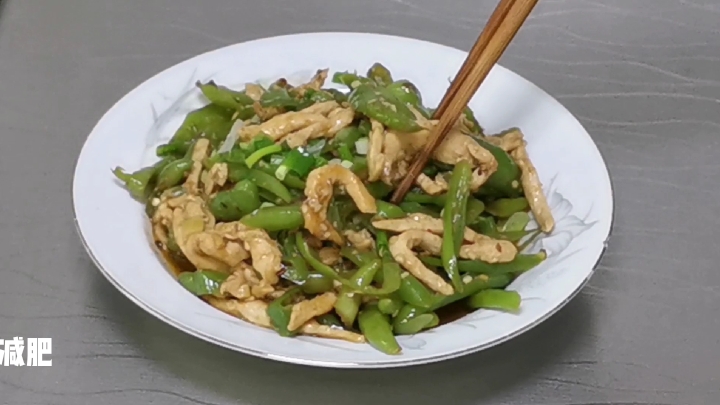 这道鸡胸肉炒青椒,要让鸡胸肉嫩的技巧在这里,管饱下饭