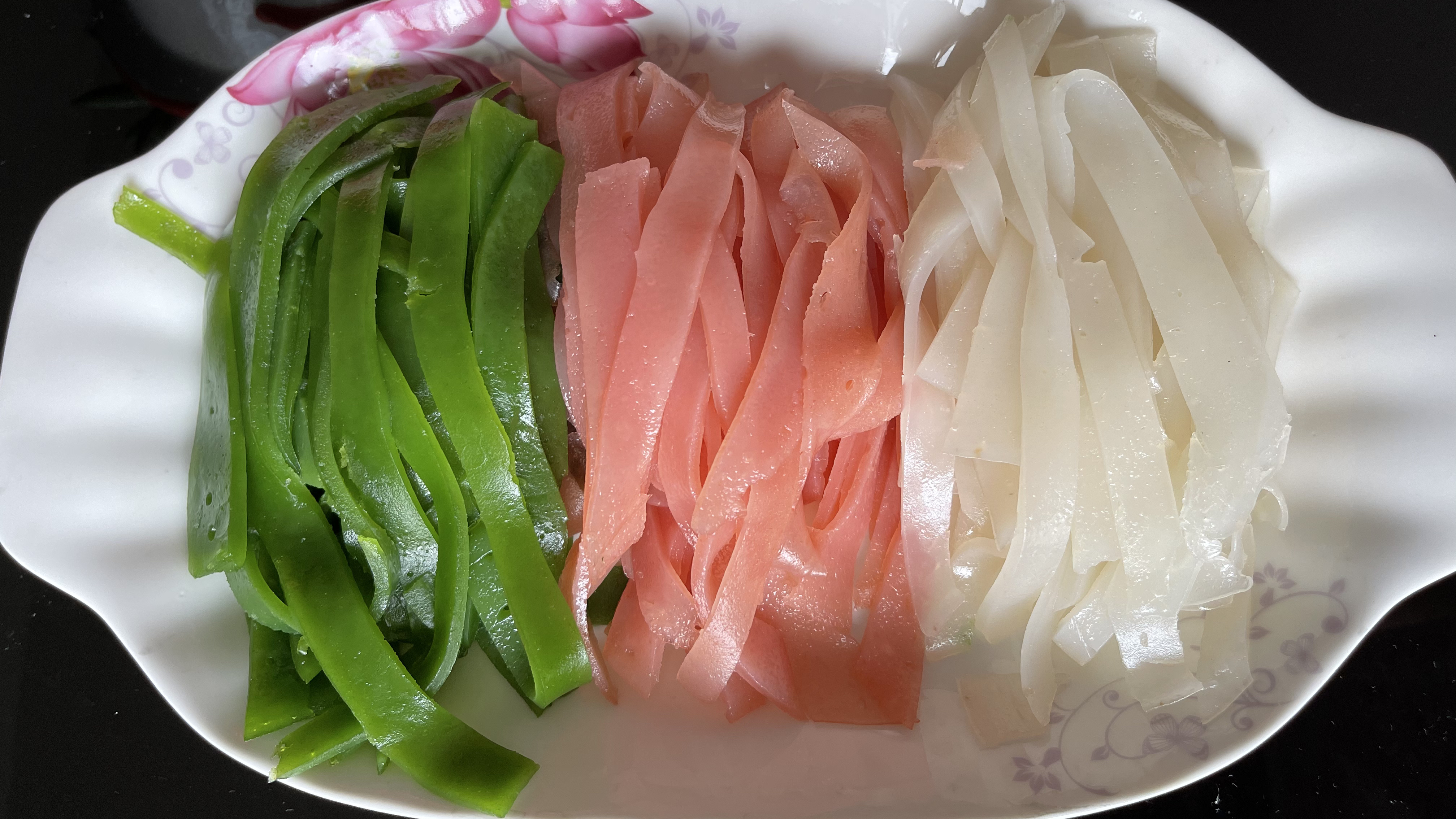 用蔬菜汁做的彩色凉皮,好看又好吃夏天最爱