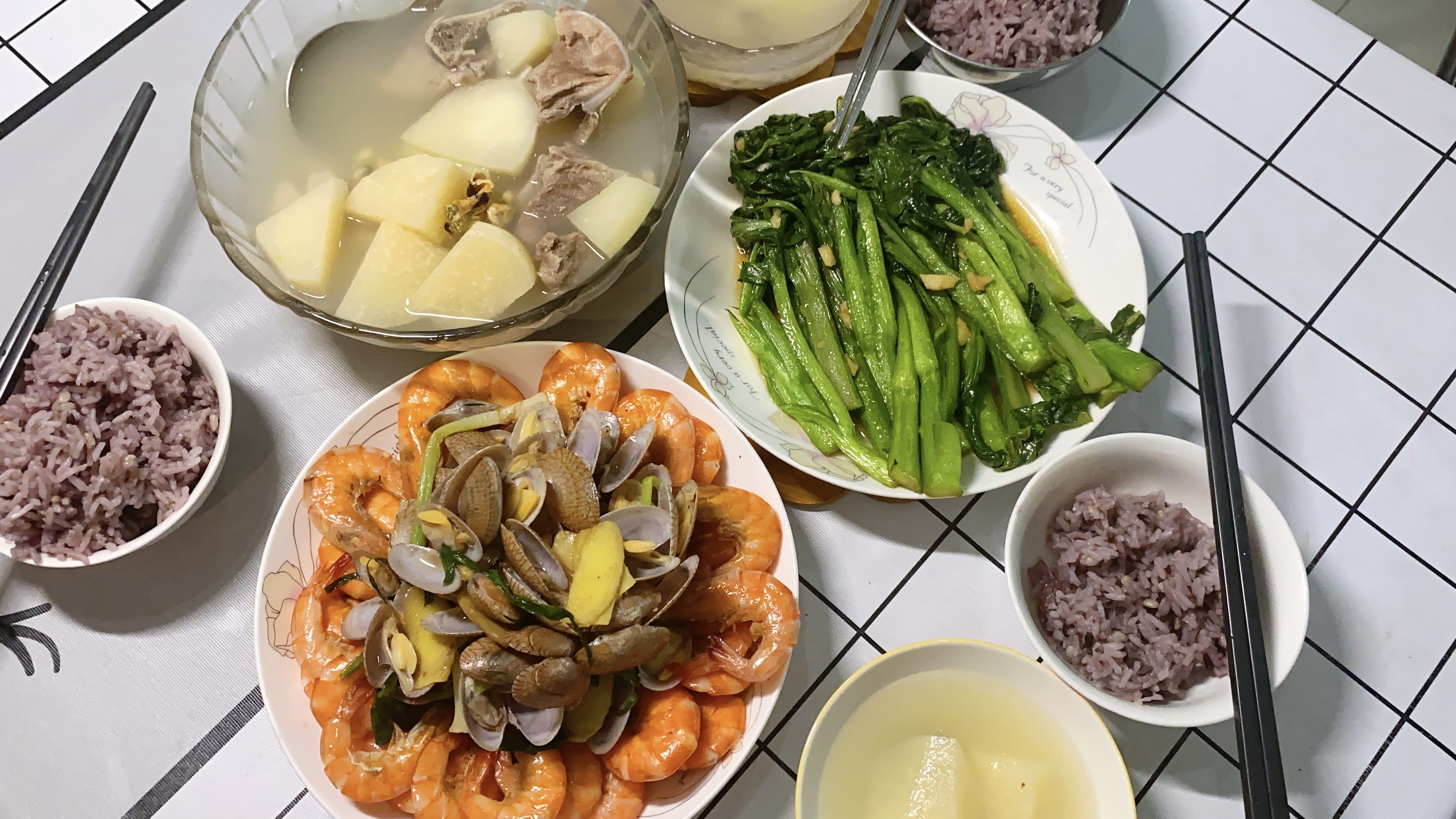 晚餐,简单的盐焗虾花蛤和沙葛猪骨汤,好吃