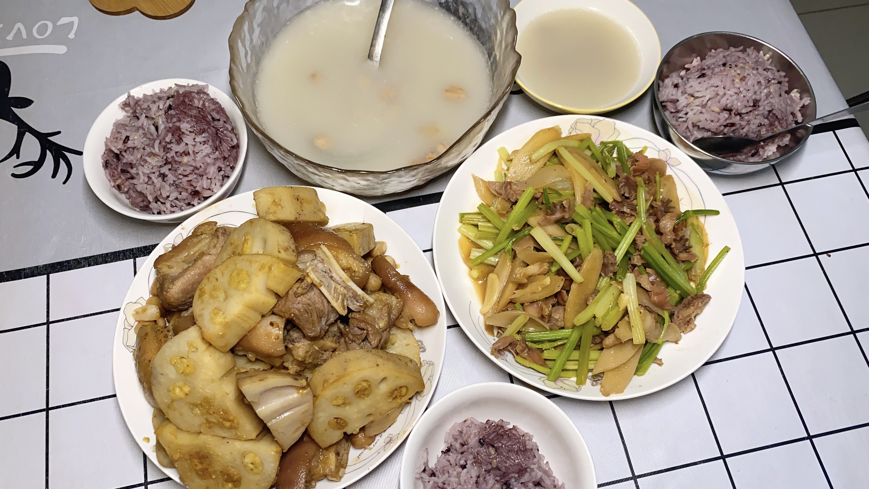莲藕猪手这样做,有汤喝又有肉有菜吃,贼香