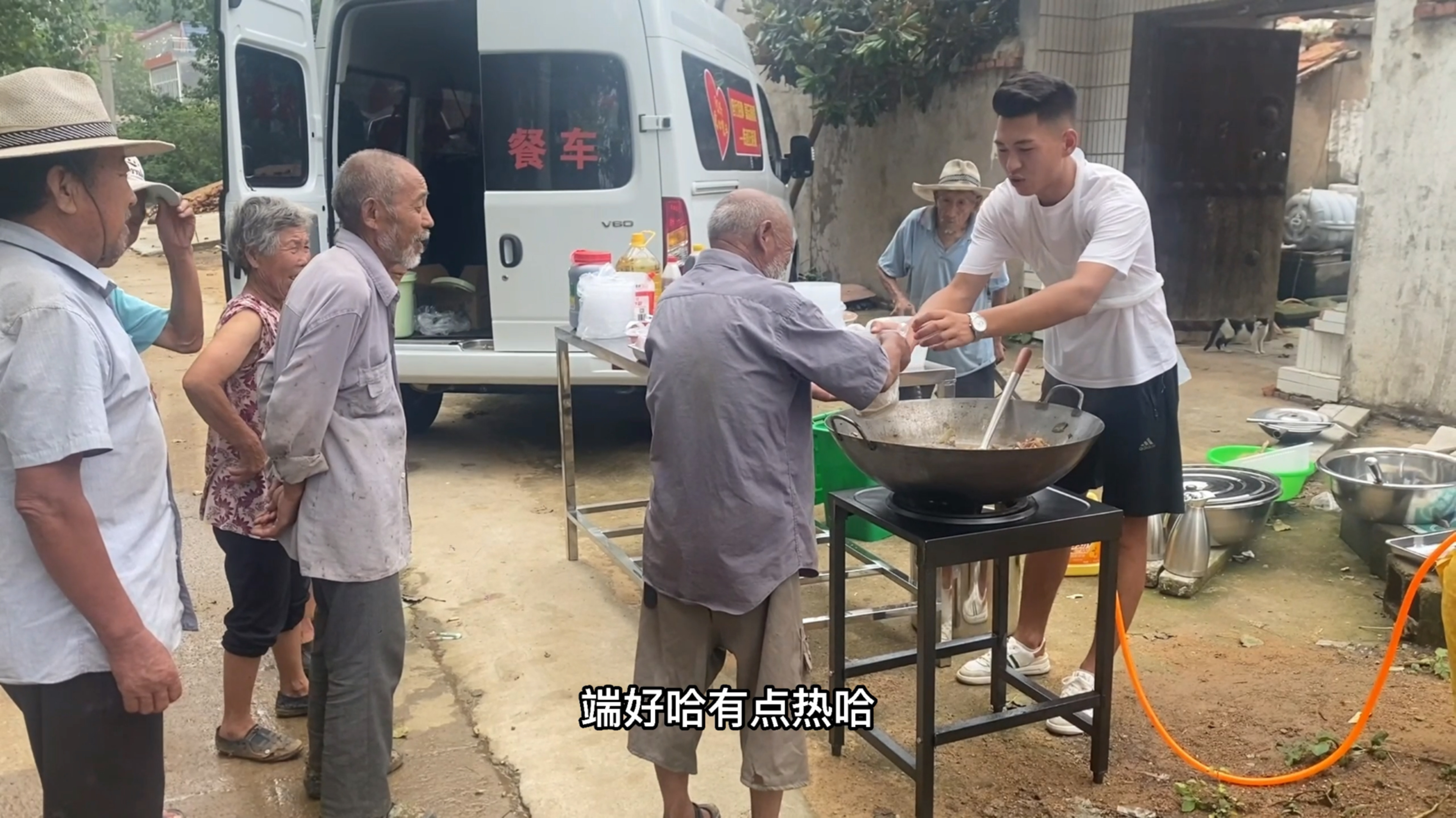 阿杰到村里给八十岁老人免费做小鸡炖蘑。