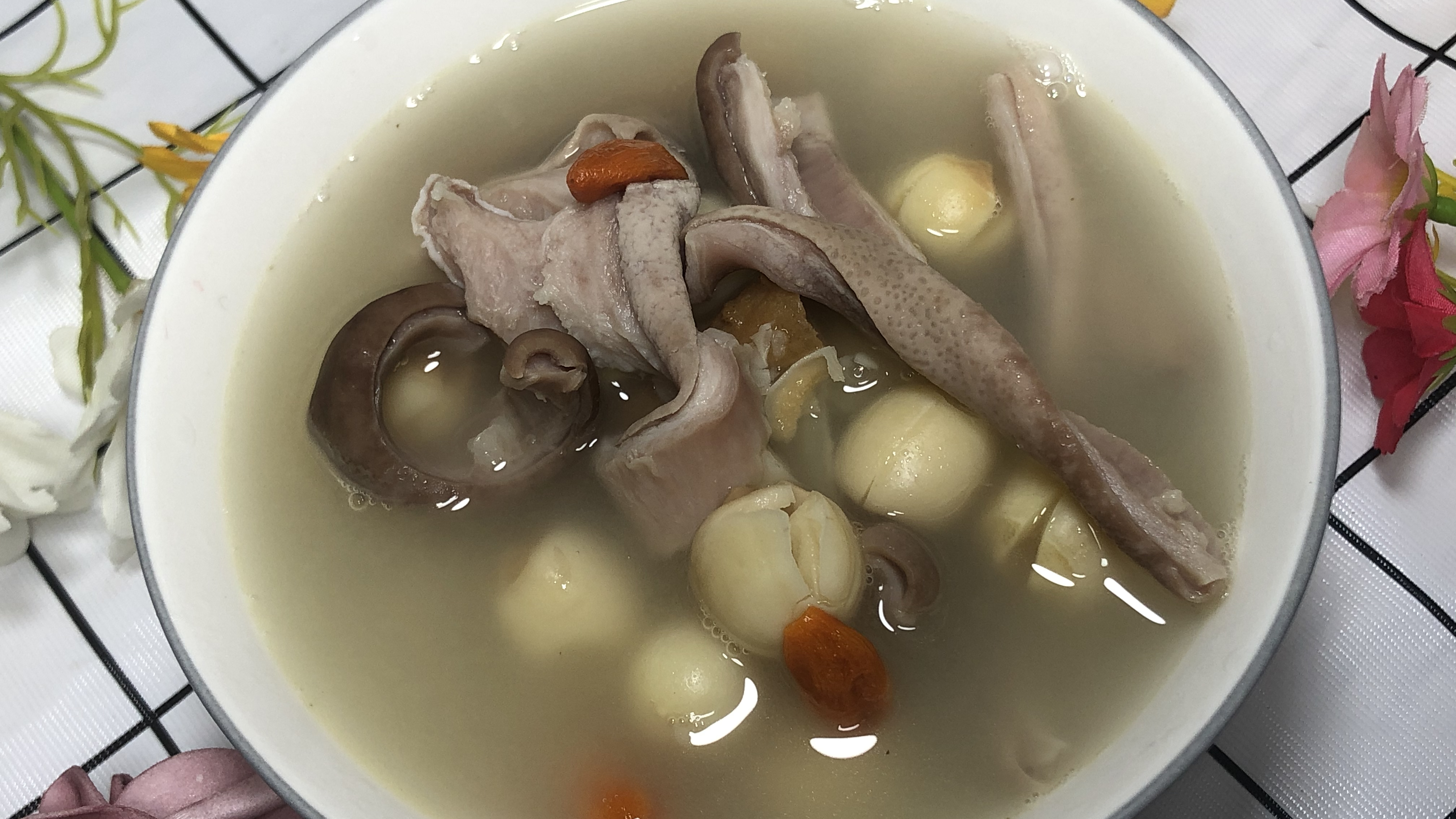 广东靓汤:莲子猪肚汤,汤香浓郁,太好喝了