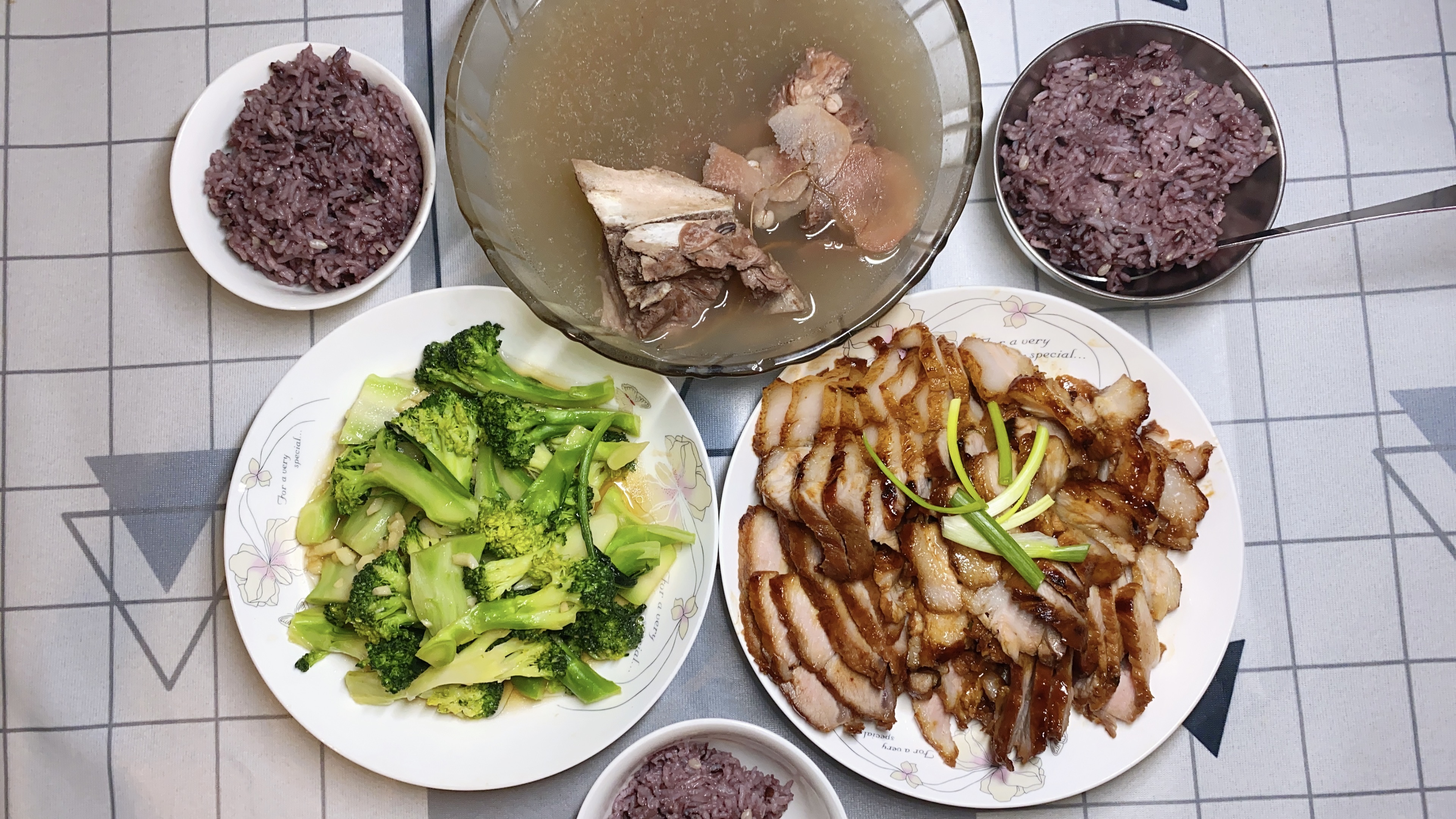 晚餐老广土茯苓五指毛桃汤和平底锅叉烧,香