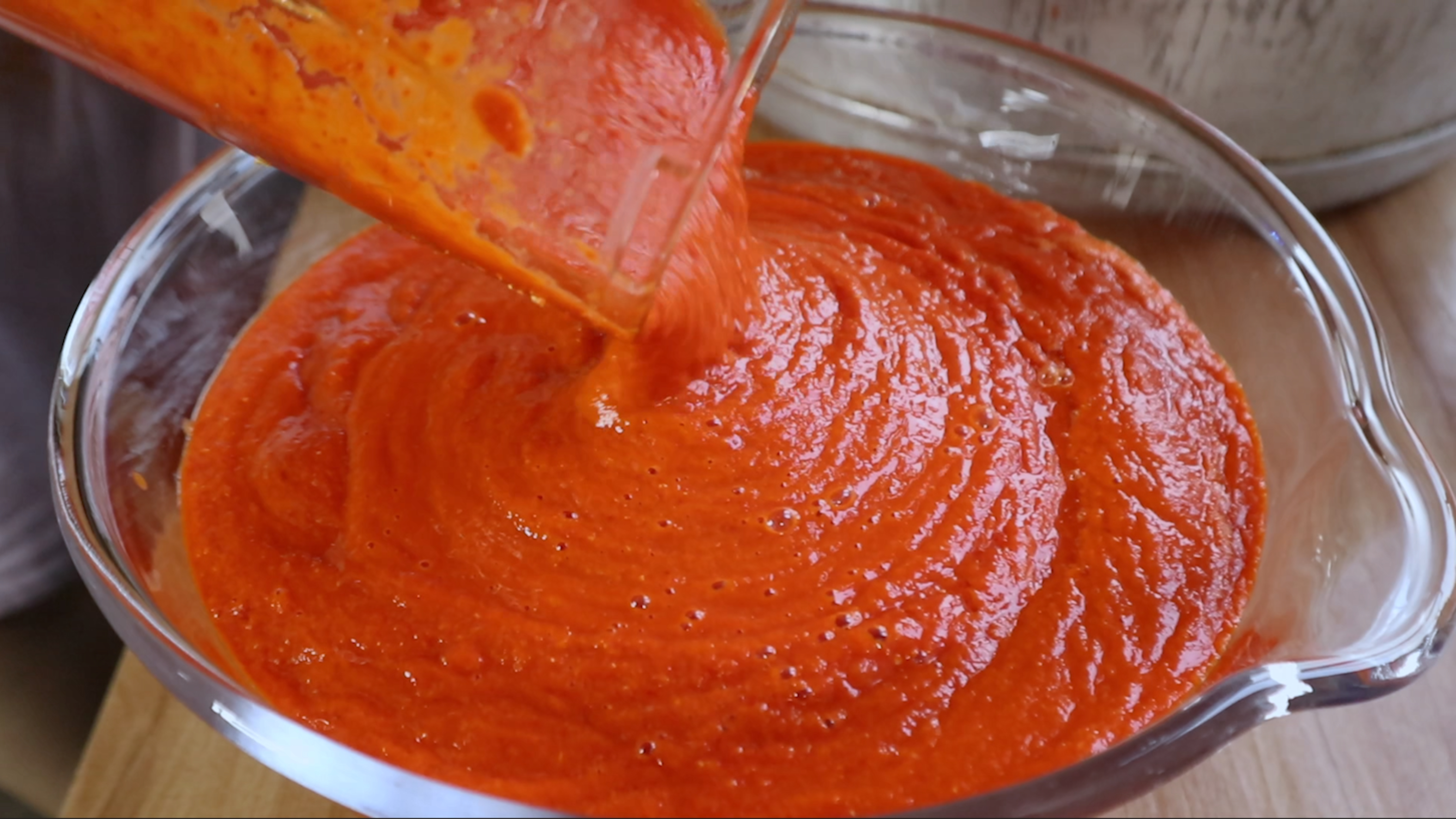 山上野生西红柿熟了 做两坛红酸汤 过暖冬