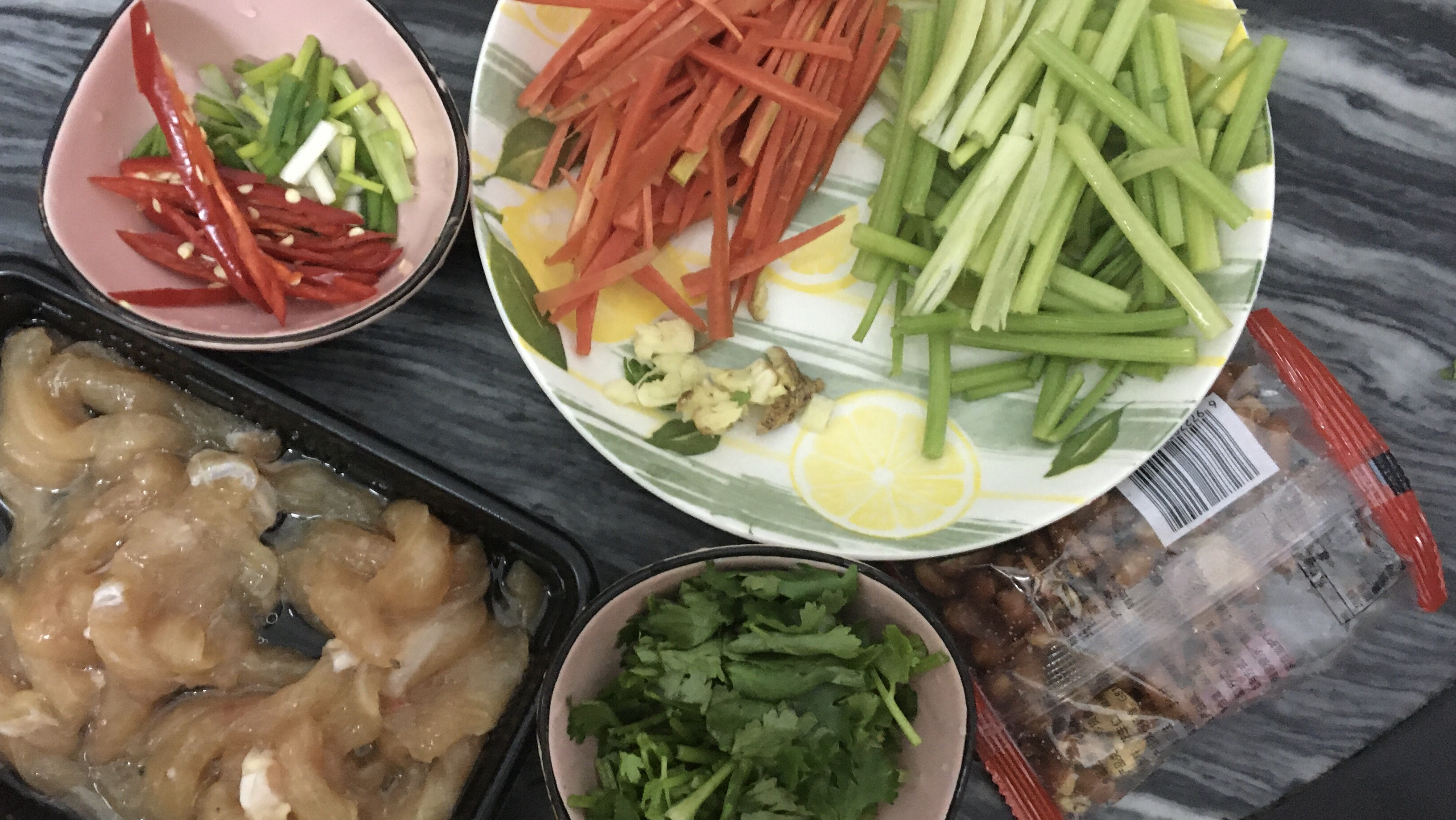 芹菜拌鸡丝,既下酒,又下饭,美味。