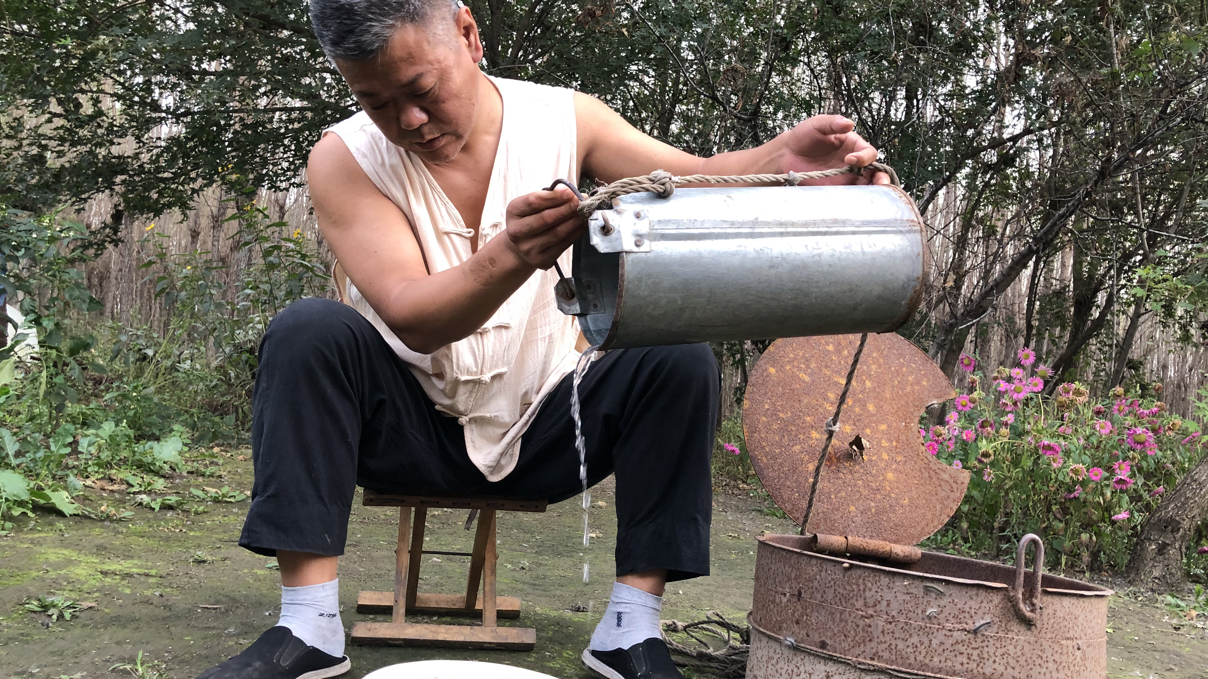 野生穿丁鱼做成鱼酱配自家院子的小菜太毕了