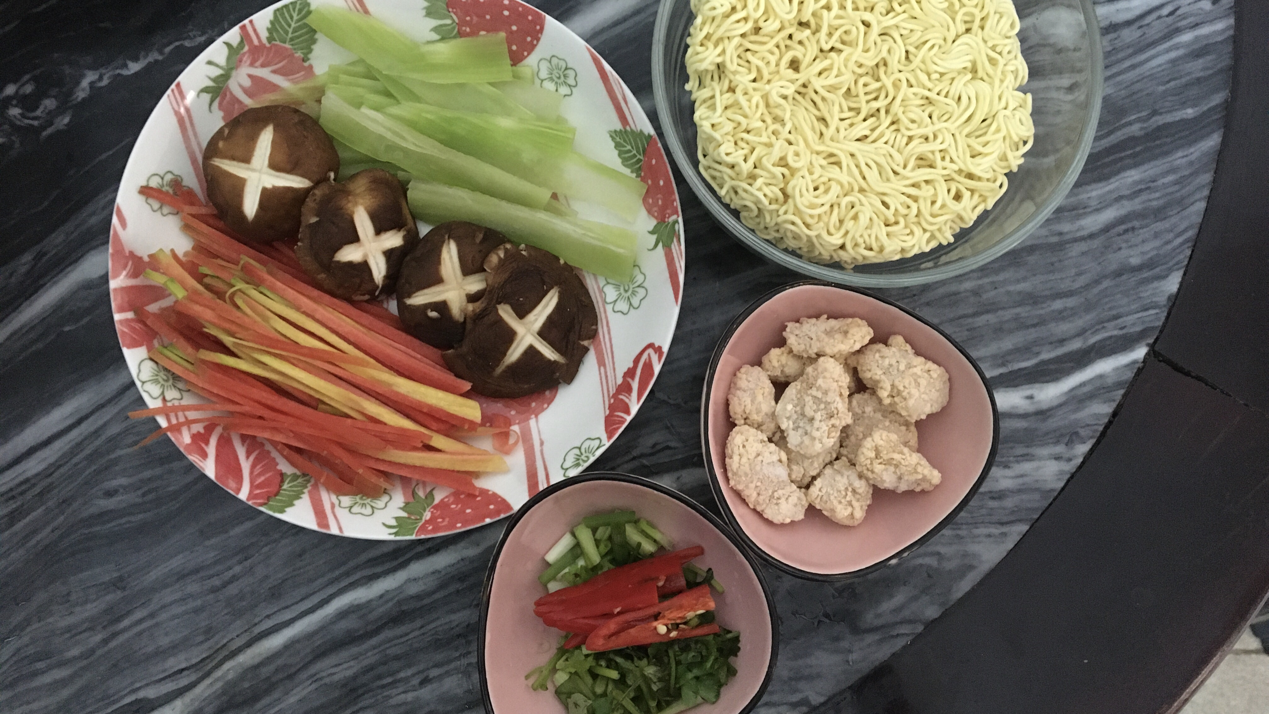 香菇鸡面,真的有肉有菜,完胜包装。