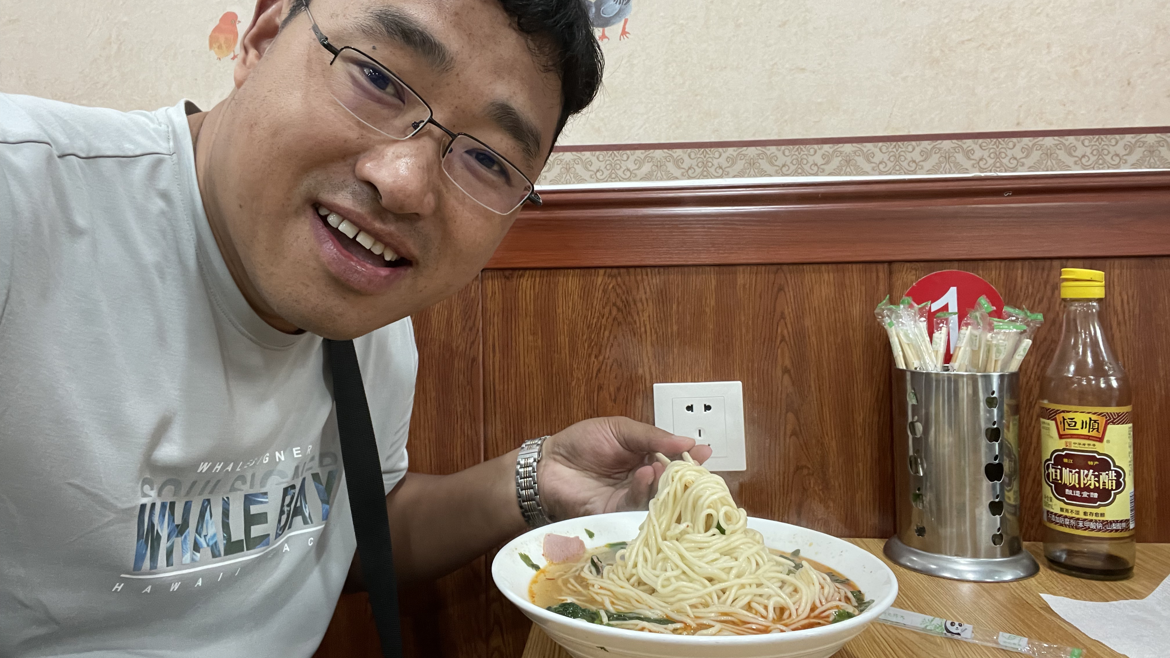 小云上班了小崔只好一个人出去品尝美食了