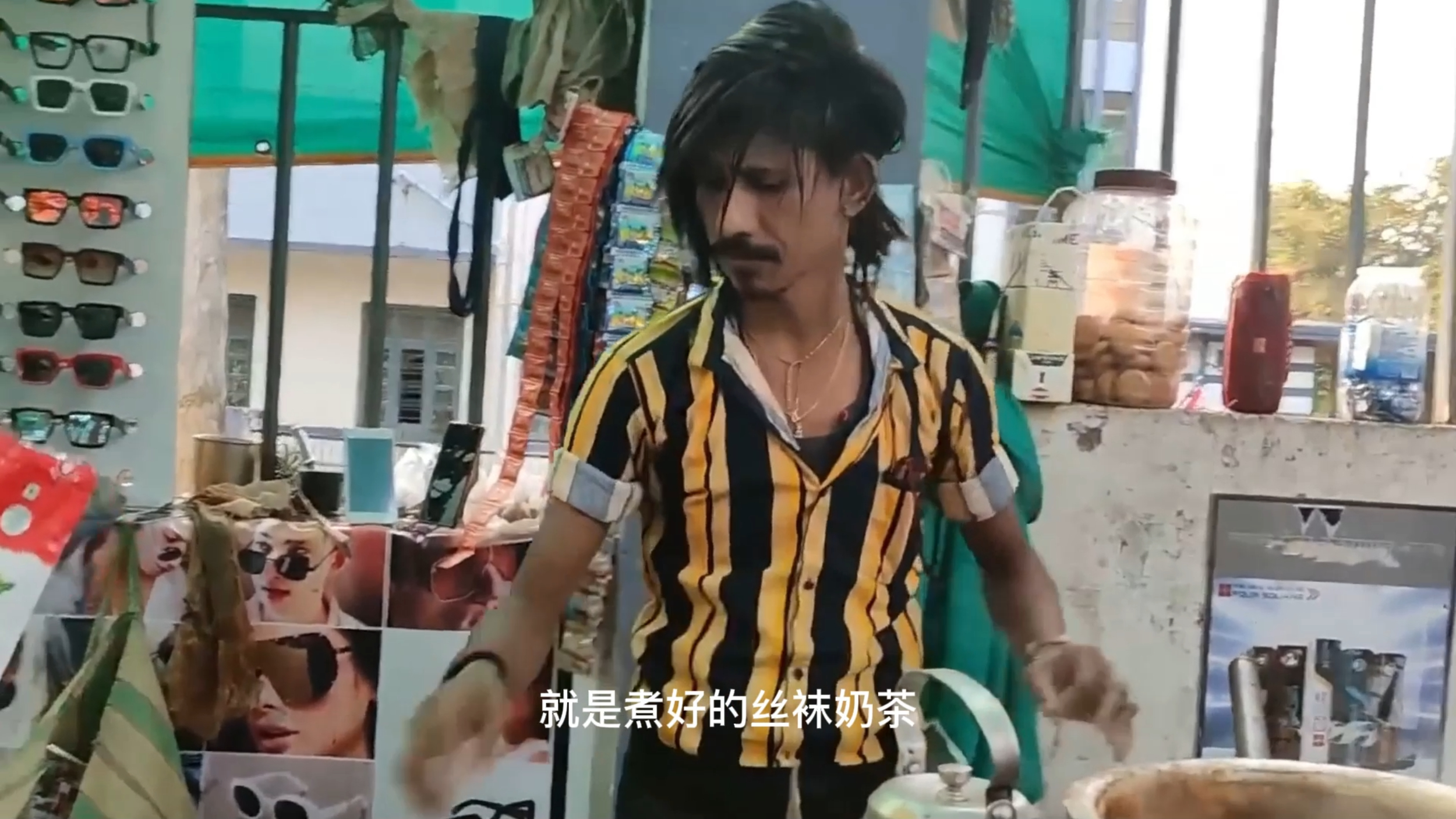 实拍印度街头著名网红奶茶小哥,这犀利手法和动作,味道已不重要