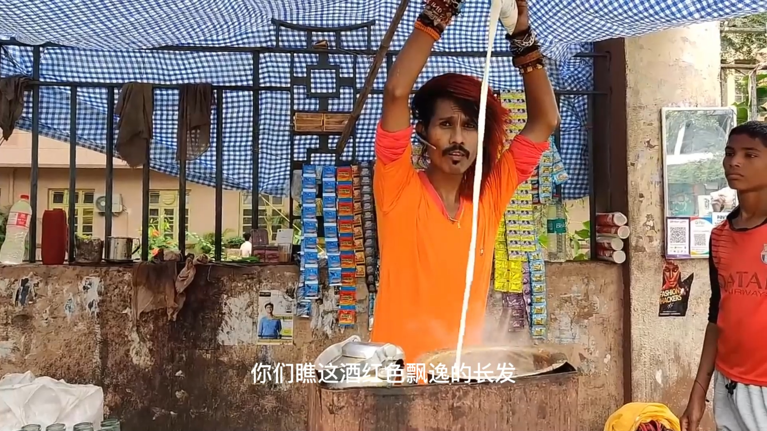 实拍印度街边杀马特大叔的手工丝袜奶茶,干净又卫生,你敢喝吗?