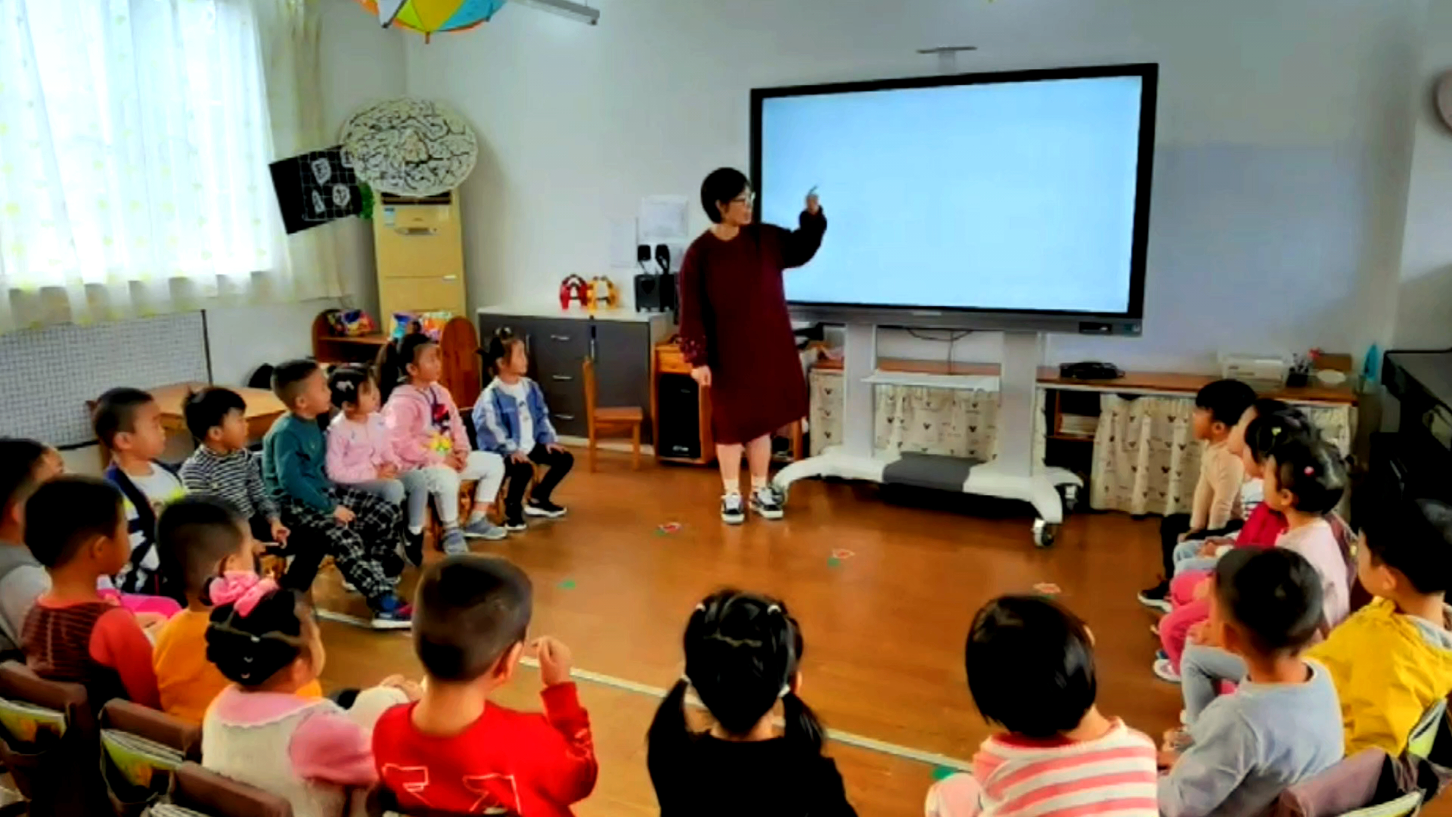 [图]中班语言绘本 章鱼先生卖雨伞公开课视频 动画音频