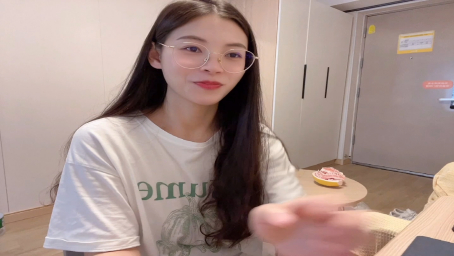 大宝吵着要吃夜宵,宝妈给她煮了螺蛳粉香辣有嚼劲,大宝被辣哭了
